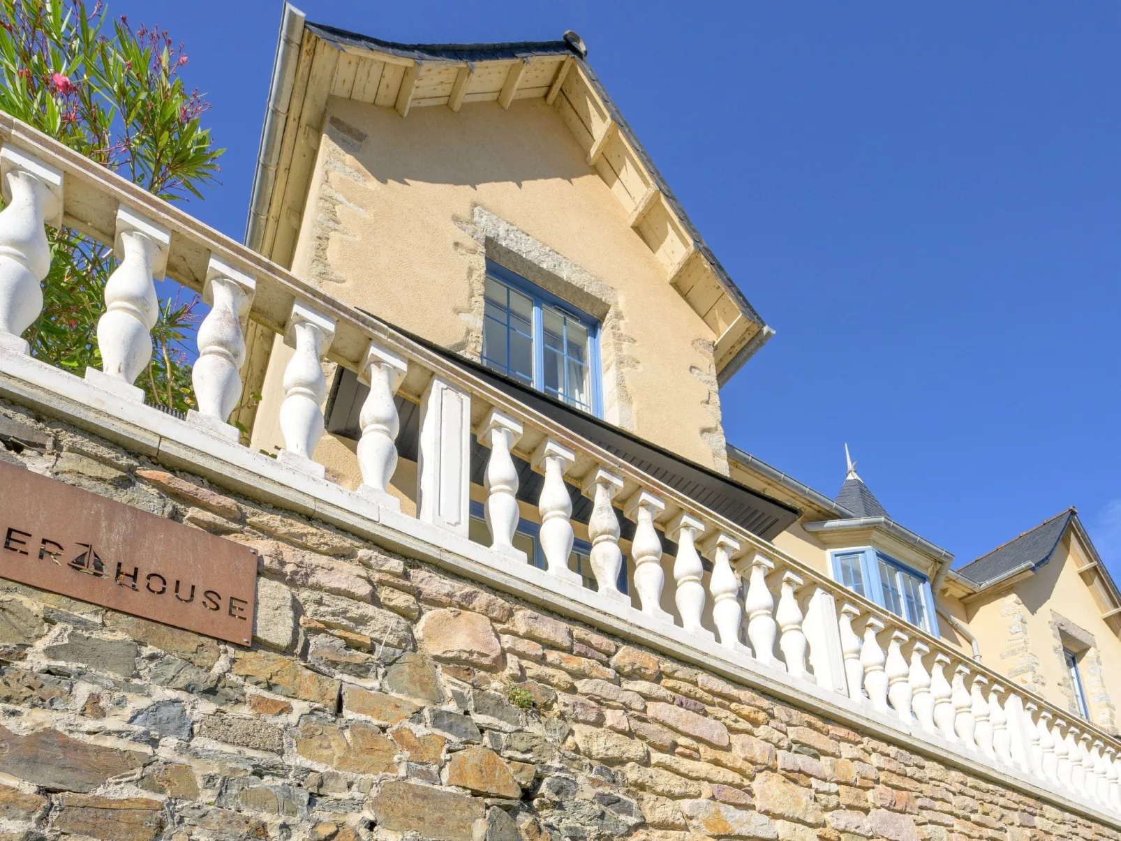 Villa "Ker House" mit Blick auf das Wasser-Outside
