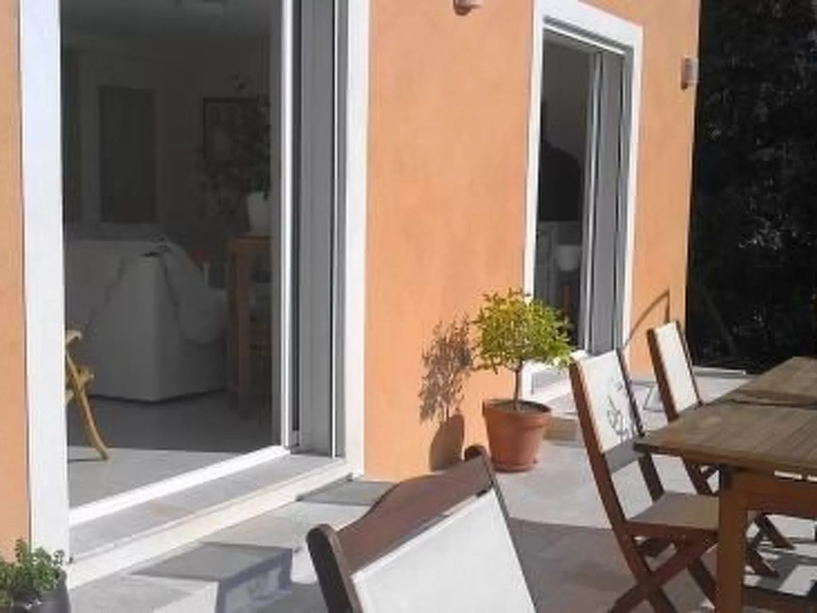 Freistehendes Haus mit großer Terrasse und Panoramablick auf die Landschaft-Draußen