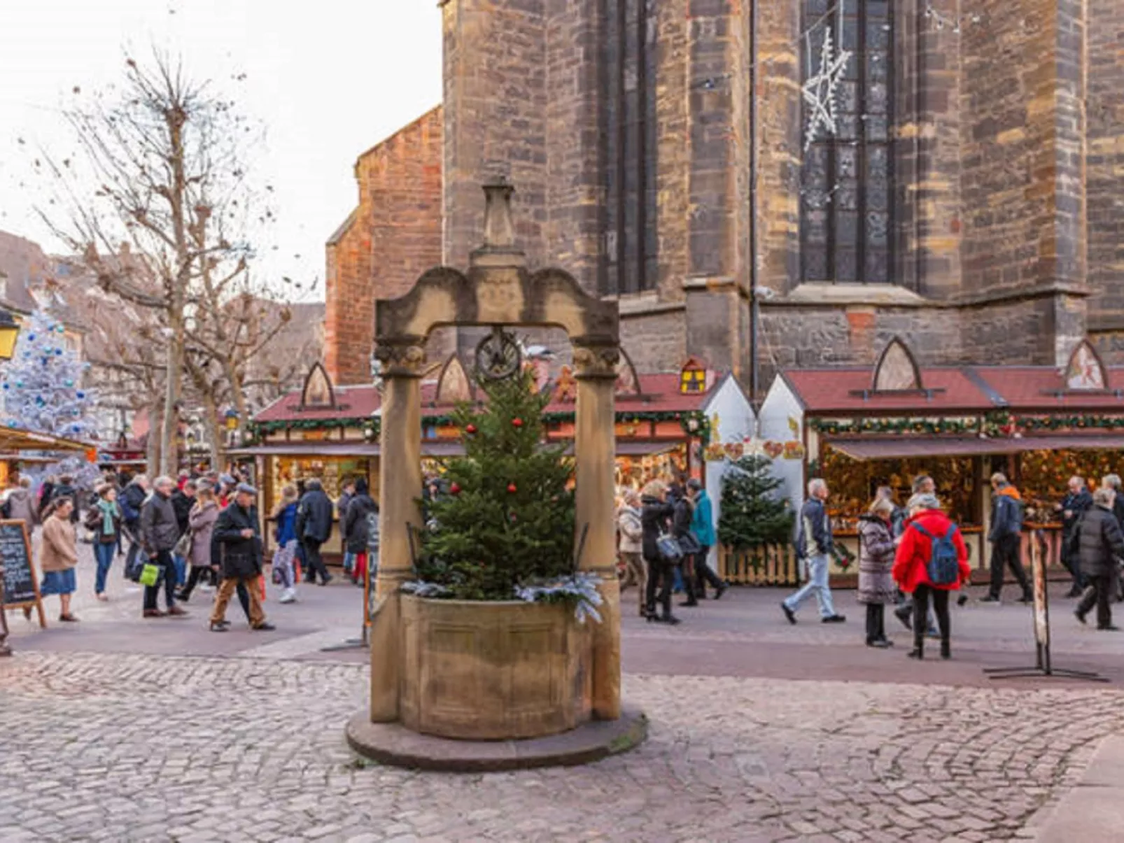 Mit zwei Garagenstellplätzen-Draußen