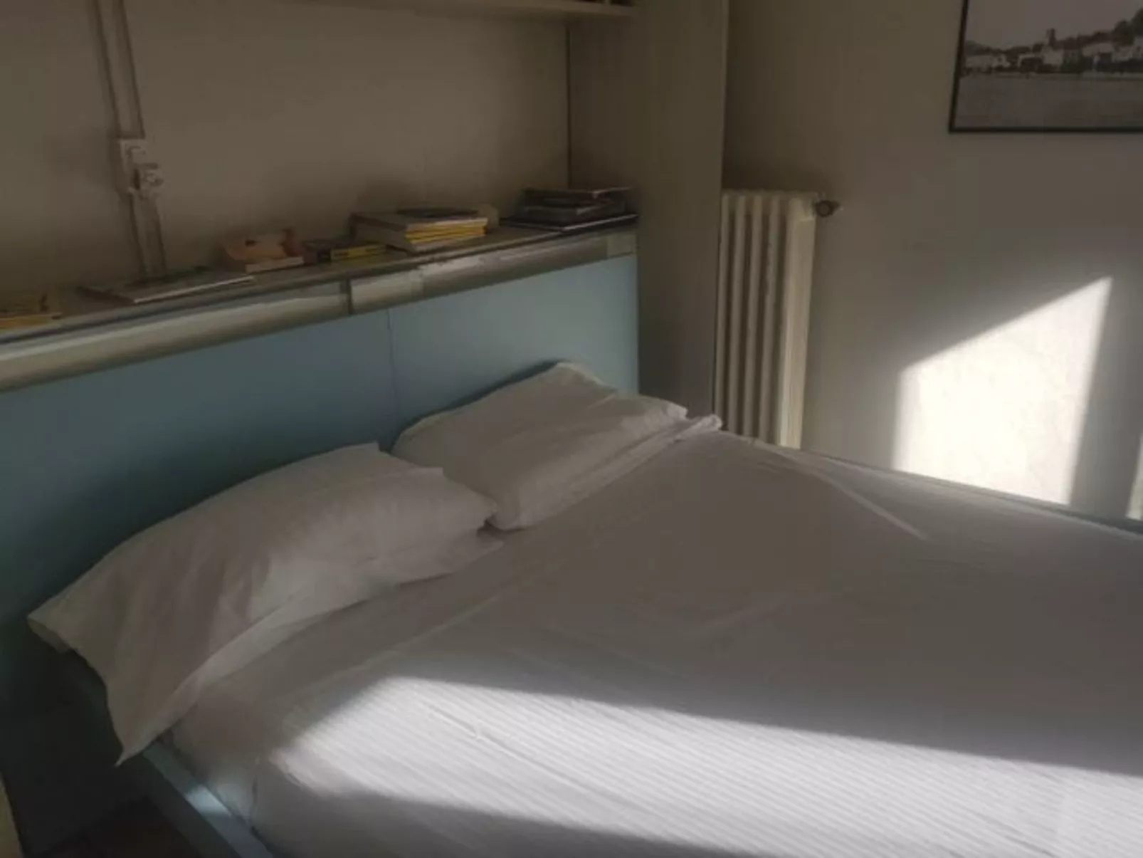 Mit Blick auf das Wasser-Dedans