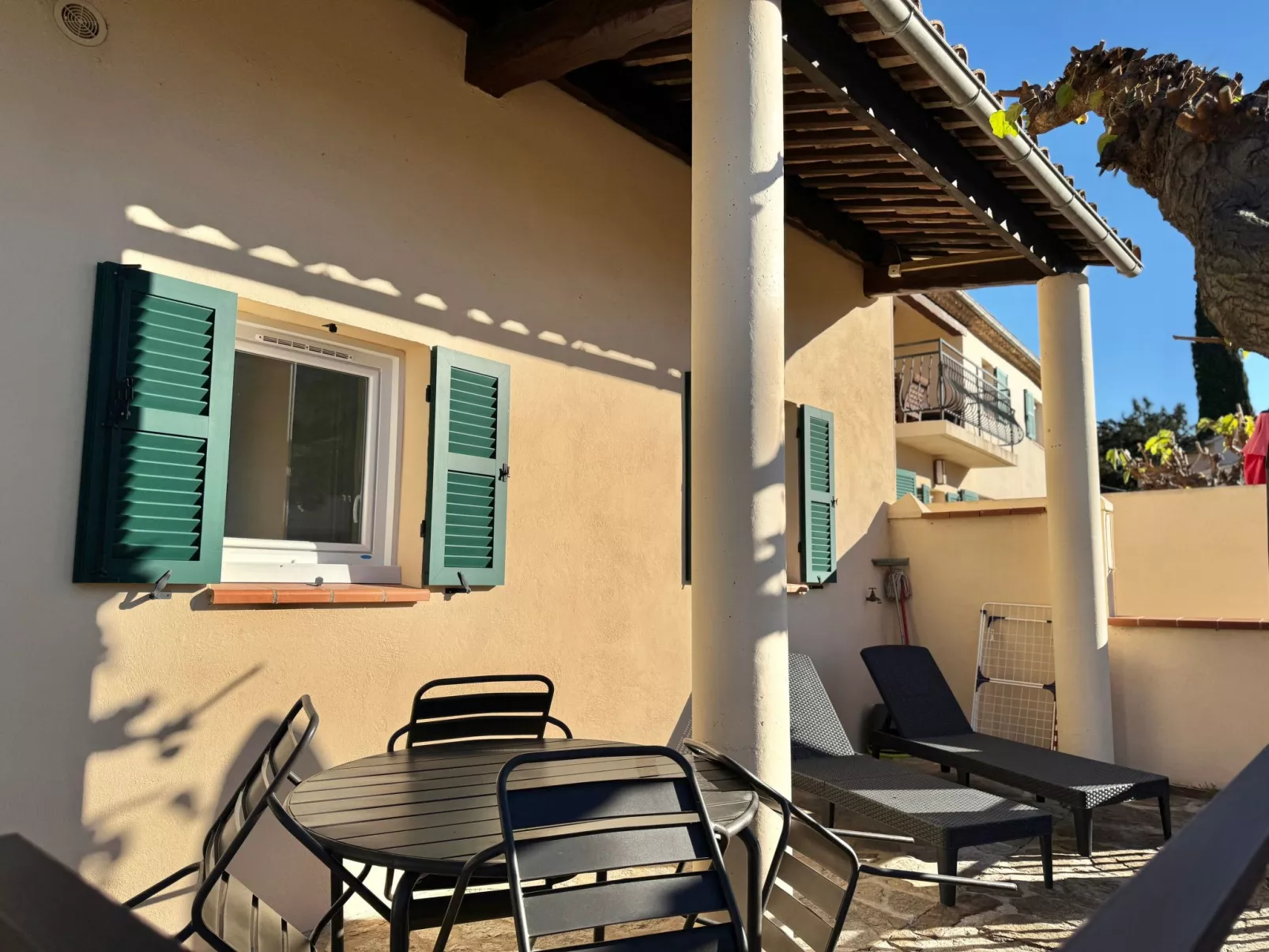 Im Herzen eines Weinguts, schattige Terrasse mit Meerblick, Pool - Draußen