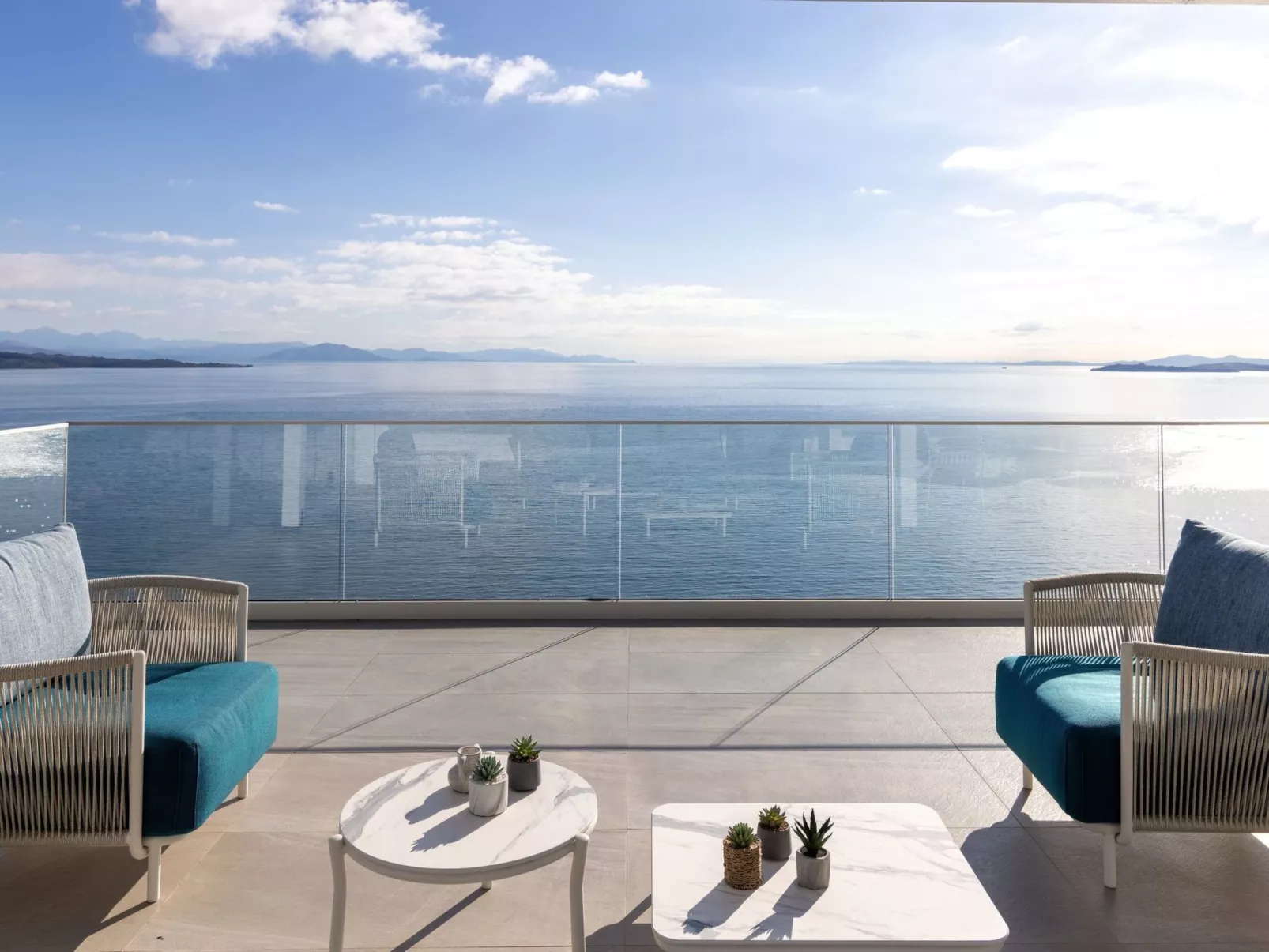 Luxuriöses Apartment mit zwei Schlafzimmern und Meerblick-Inside