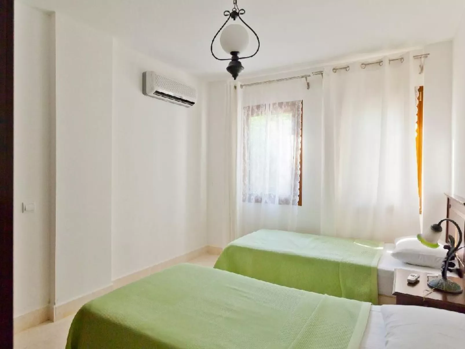 Mit Blick auf das Wasser-Inside