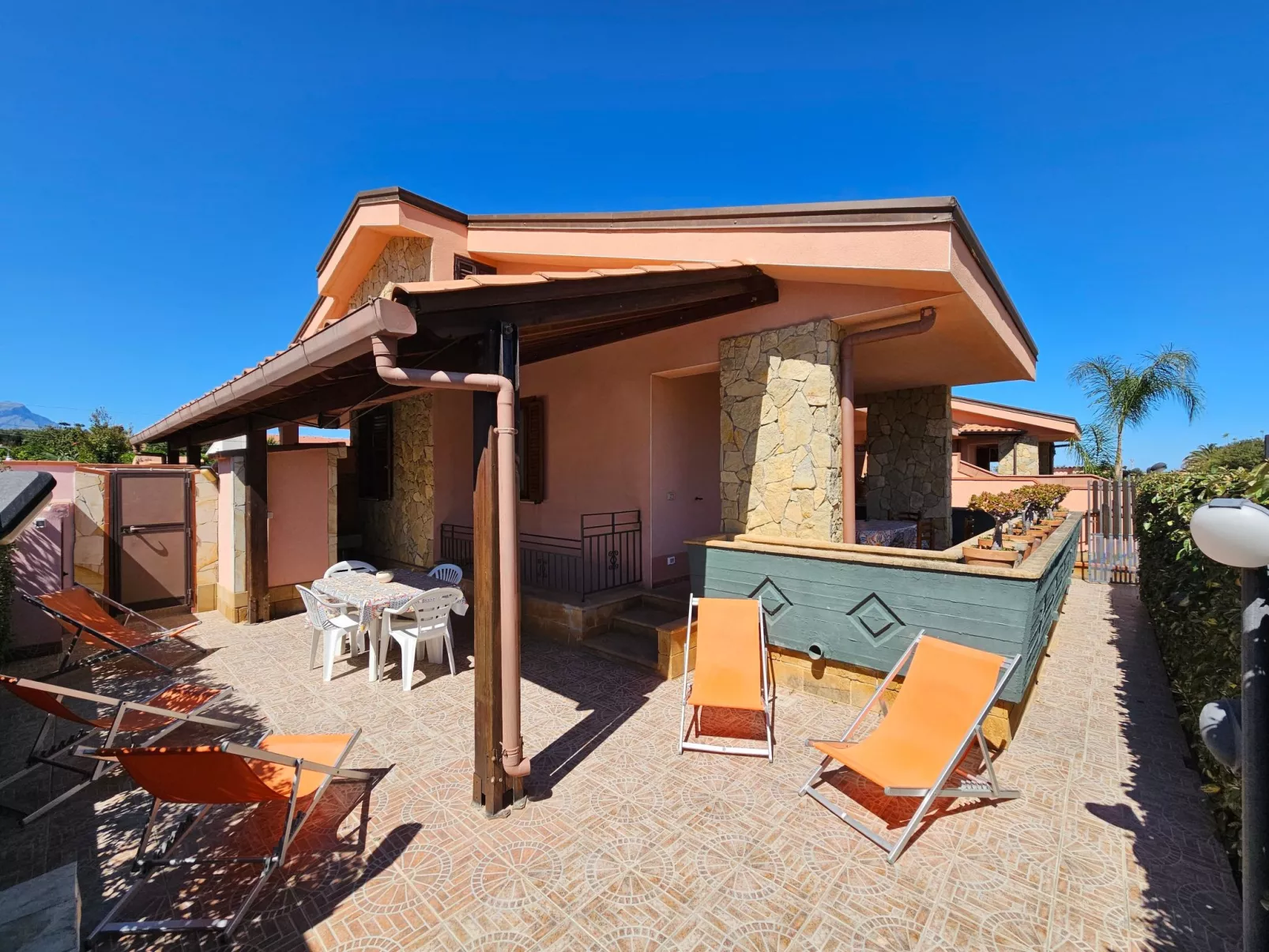 Helle mediterrane Villa mit Veranda und Garten-Dehors