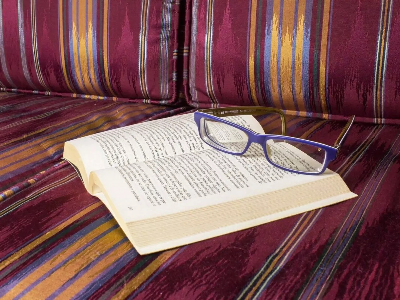 Haus der Scheinwerfer mit freier Garage-Inside