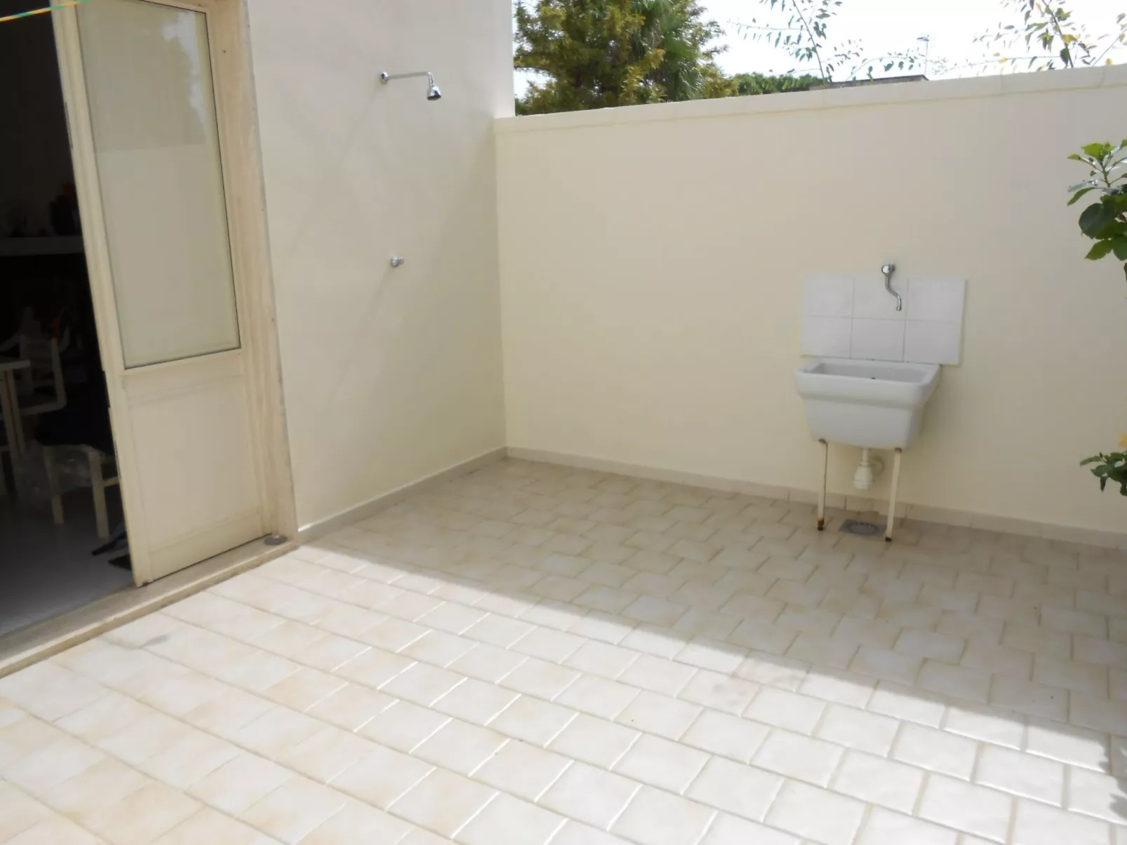 Helles, einladendes Ferienapartment mit Sonnenterrasse in Strandnähe-Dehors