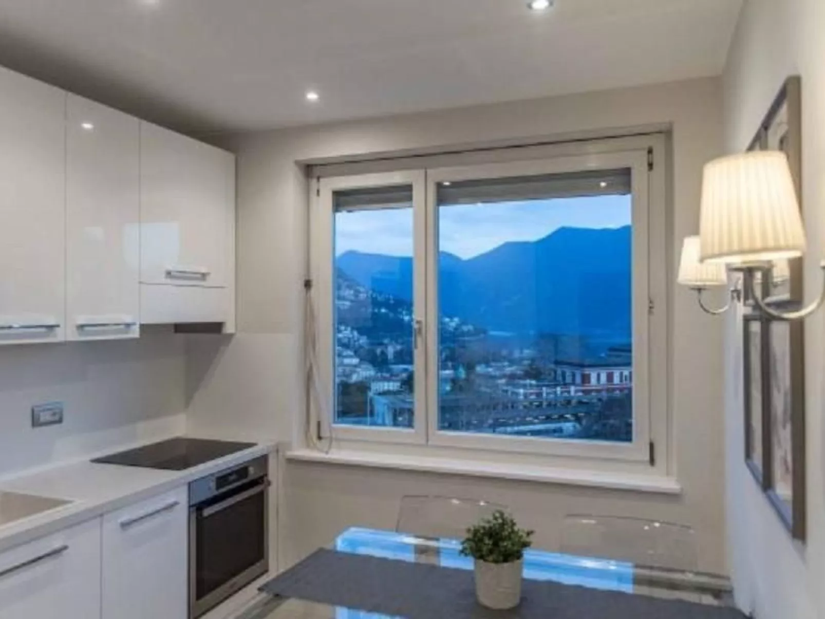 Elegante Penthouse-Wohnung mit Seeblick-Drinnen