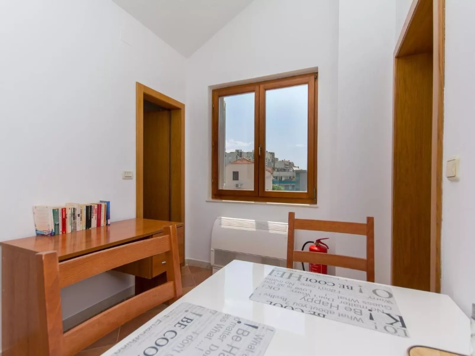 Modernes Apartment mit Meerblick-Drinnen