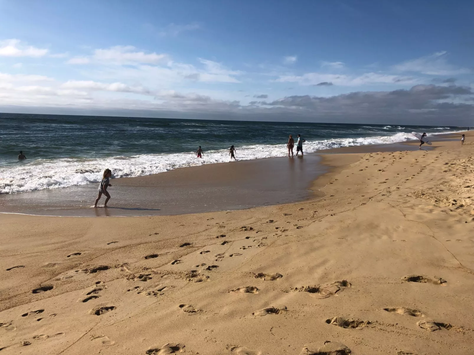 Hübsches kleines Haus in ruhiger Lage in einer baumbestandenen Residenz mit beh-Draußen