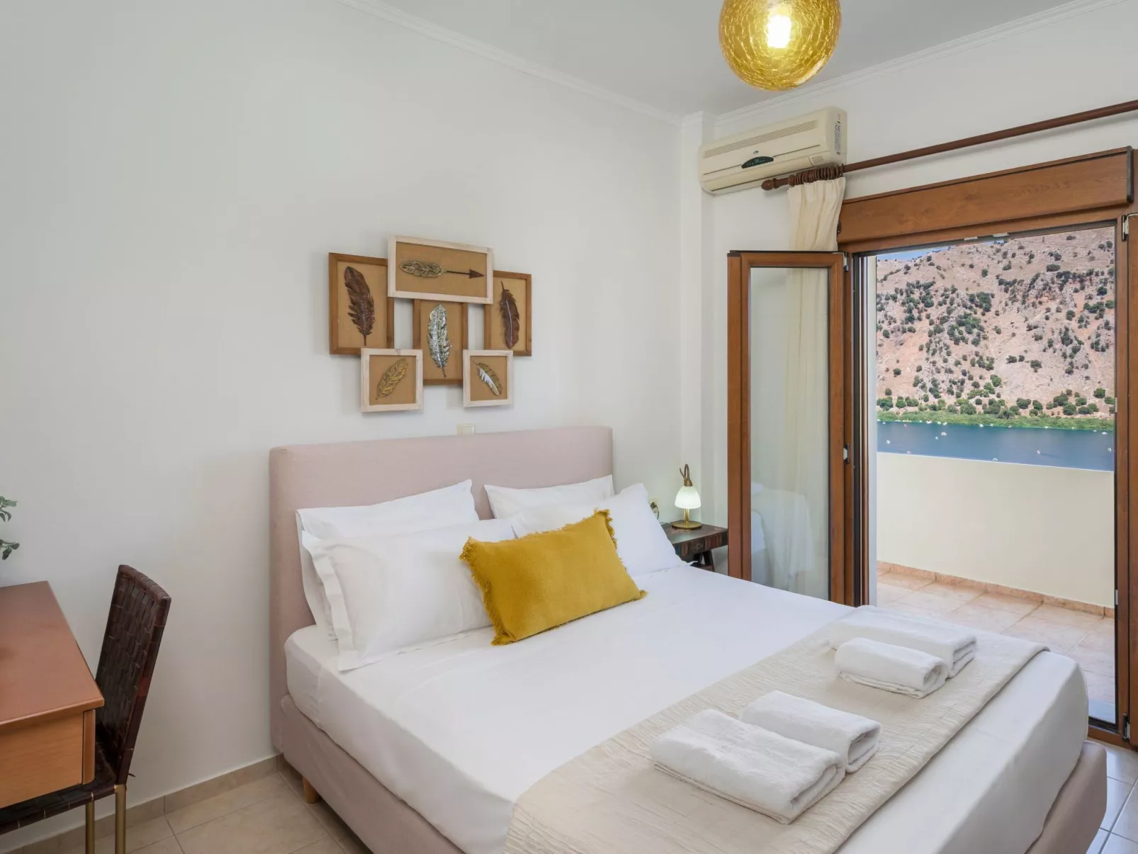 Wunderschöne Villa mit Seeblick und Pool in der Nähe von Restaurants-Dedans