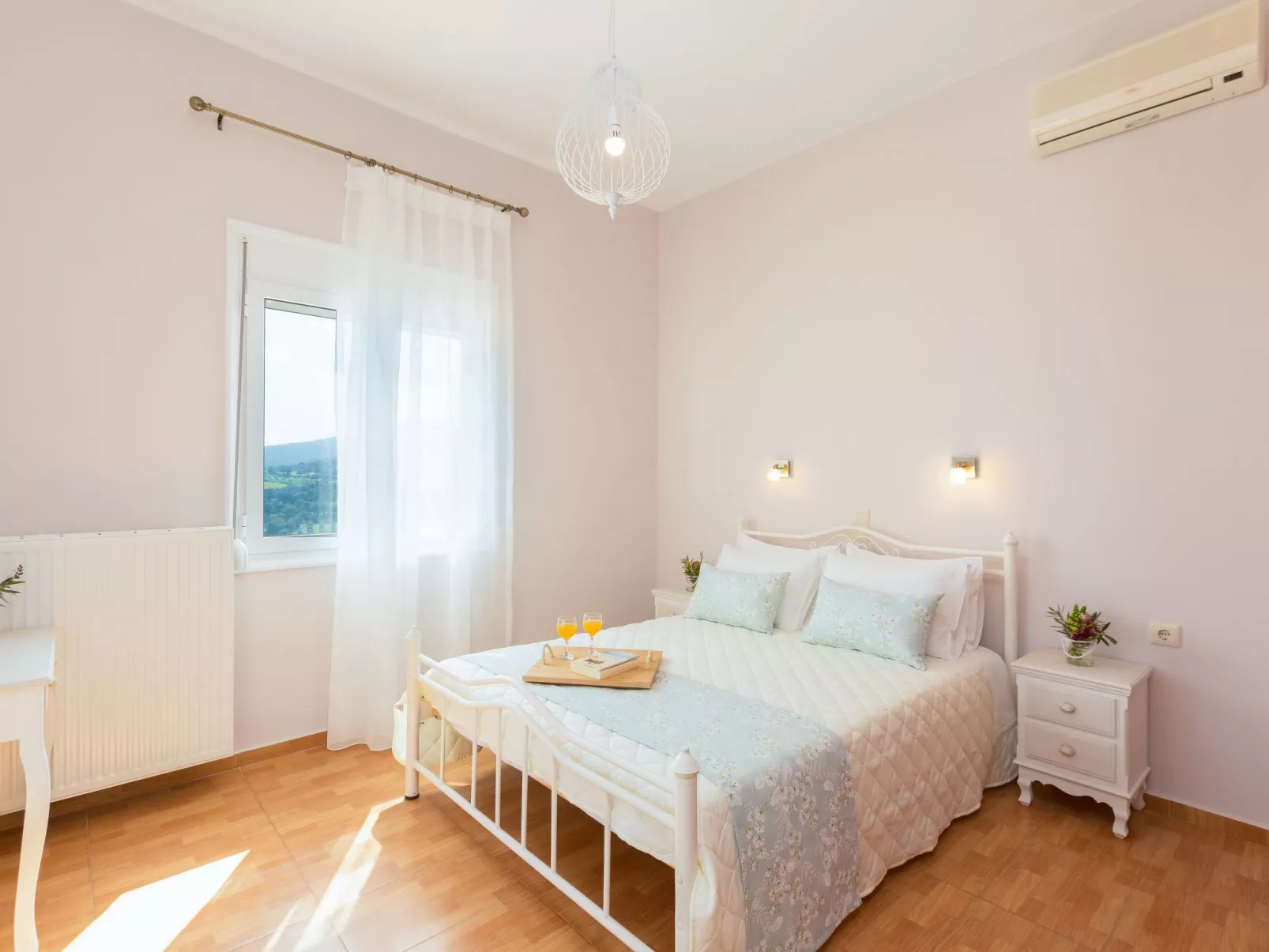 Familienvilla mit Pool, Garten, Spielplatz und BBQ-Dedans