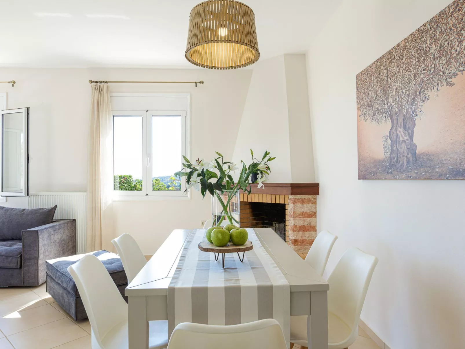 Familienfreundliche Villa mit privatem Pool und BBQ-Drinnen