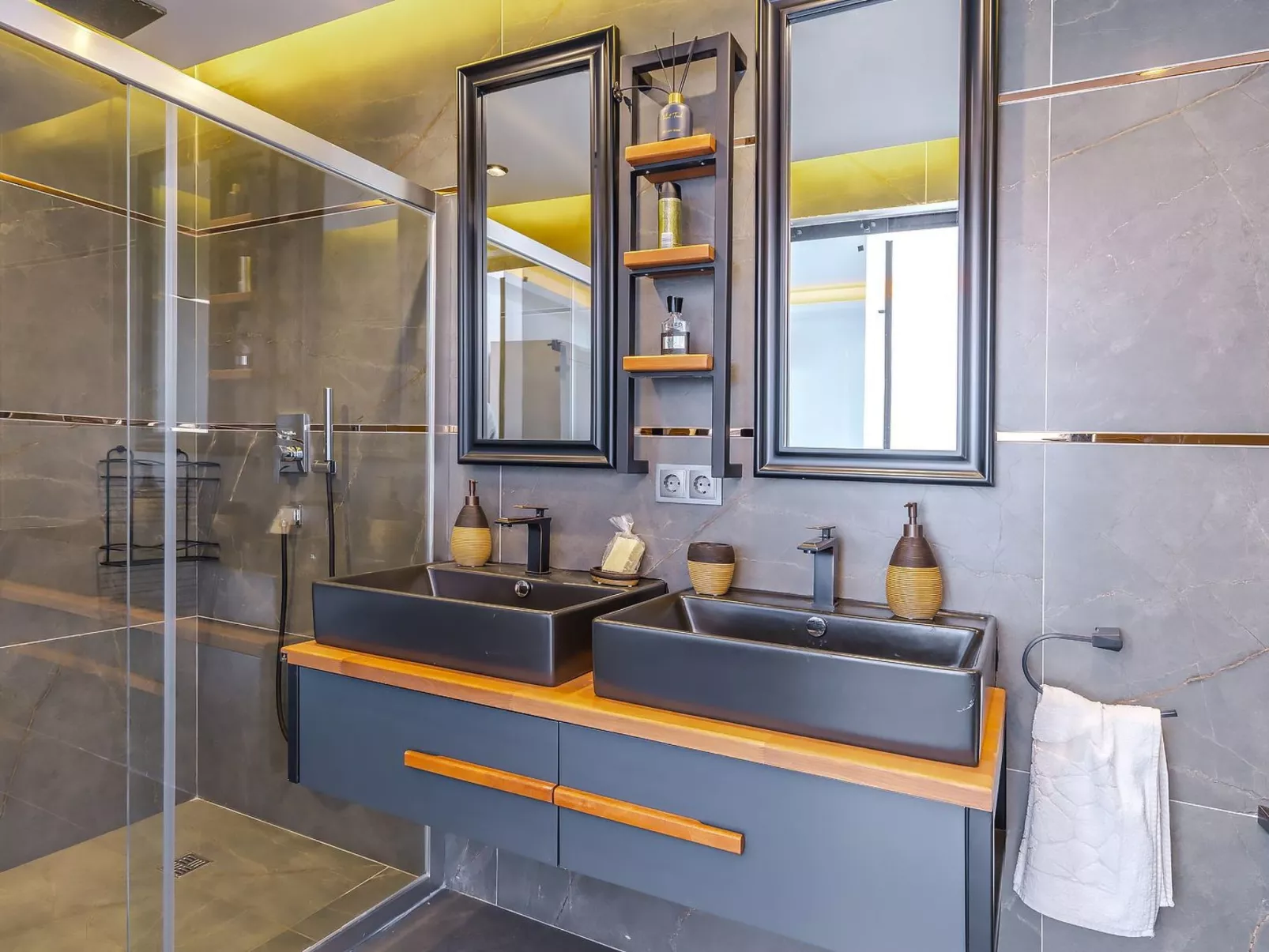 Schöne Villa mit Pool, Blick auf Meer und Tal-Drinnen