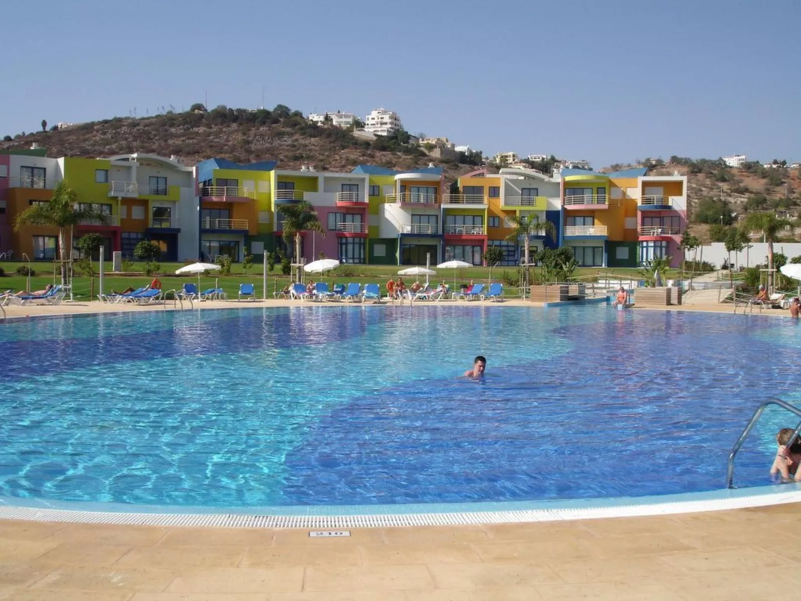 Zwei-Bett-Apartment mit großem Pool-Dehors