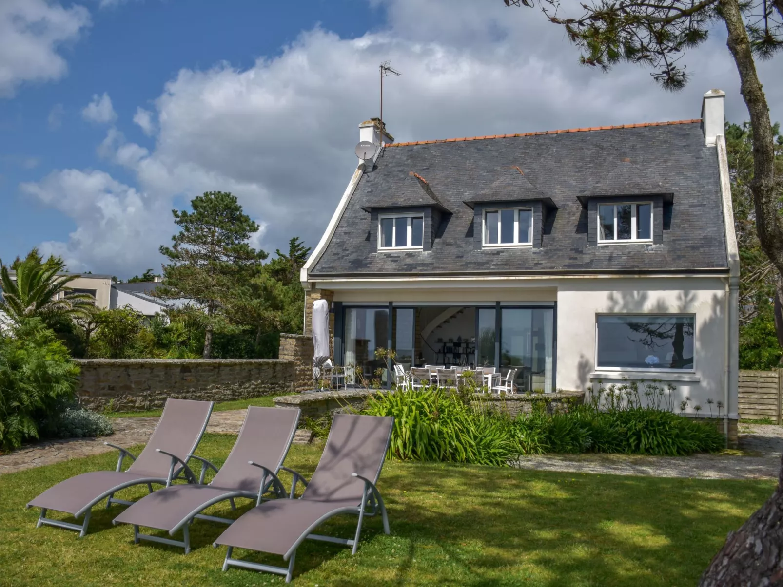 Villa mit großem Grundstück direkt am Mer-Draußen