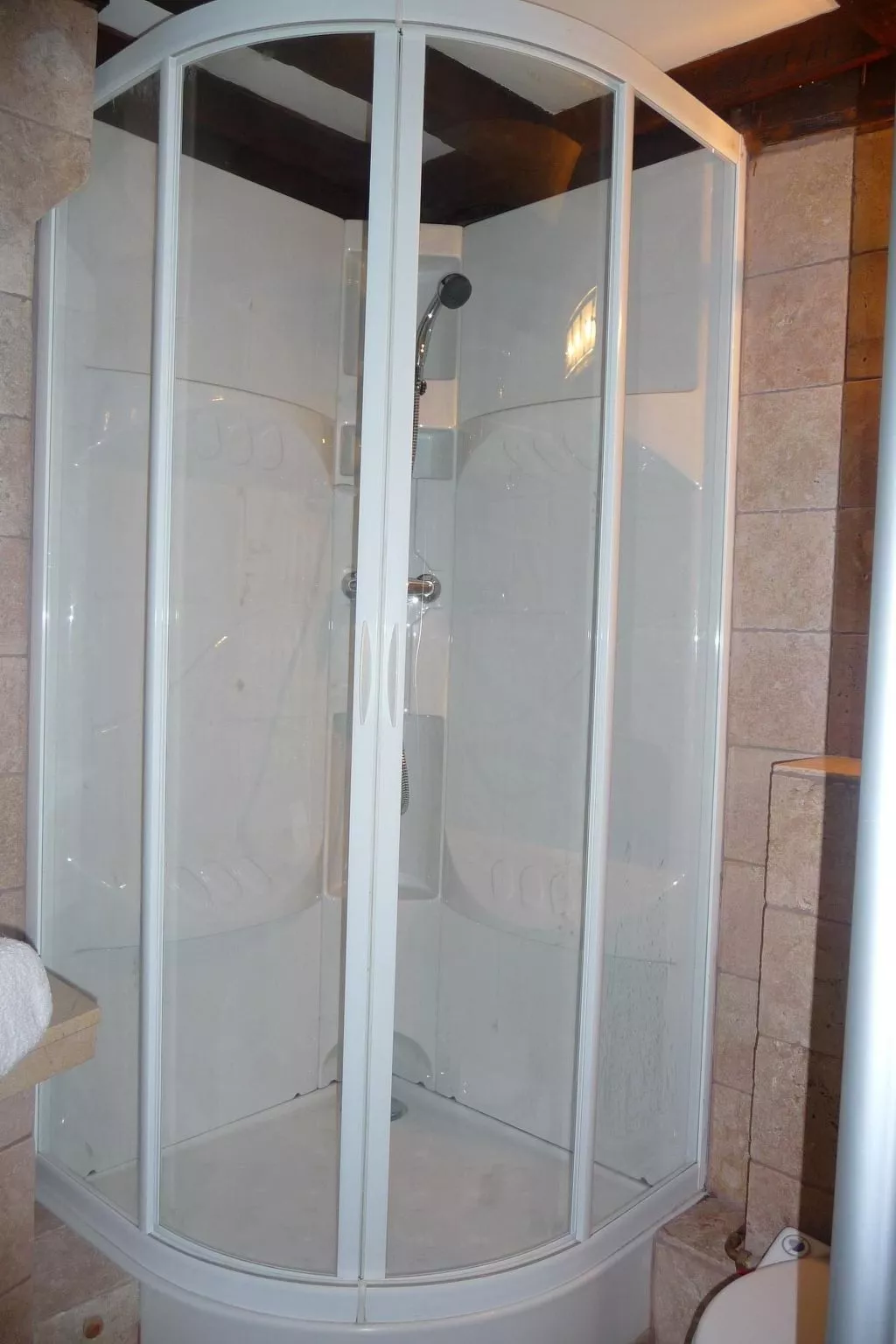 Schöner romantischer Blick auf die Seine-Drinnen