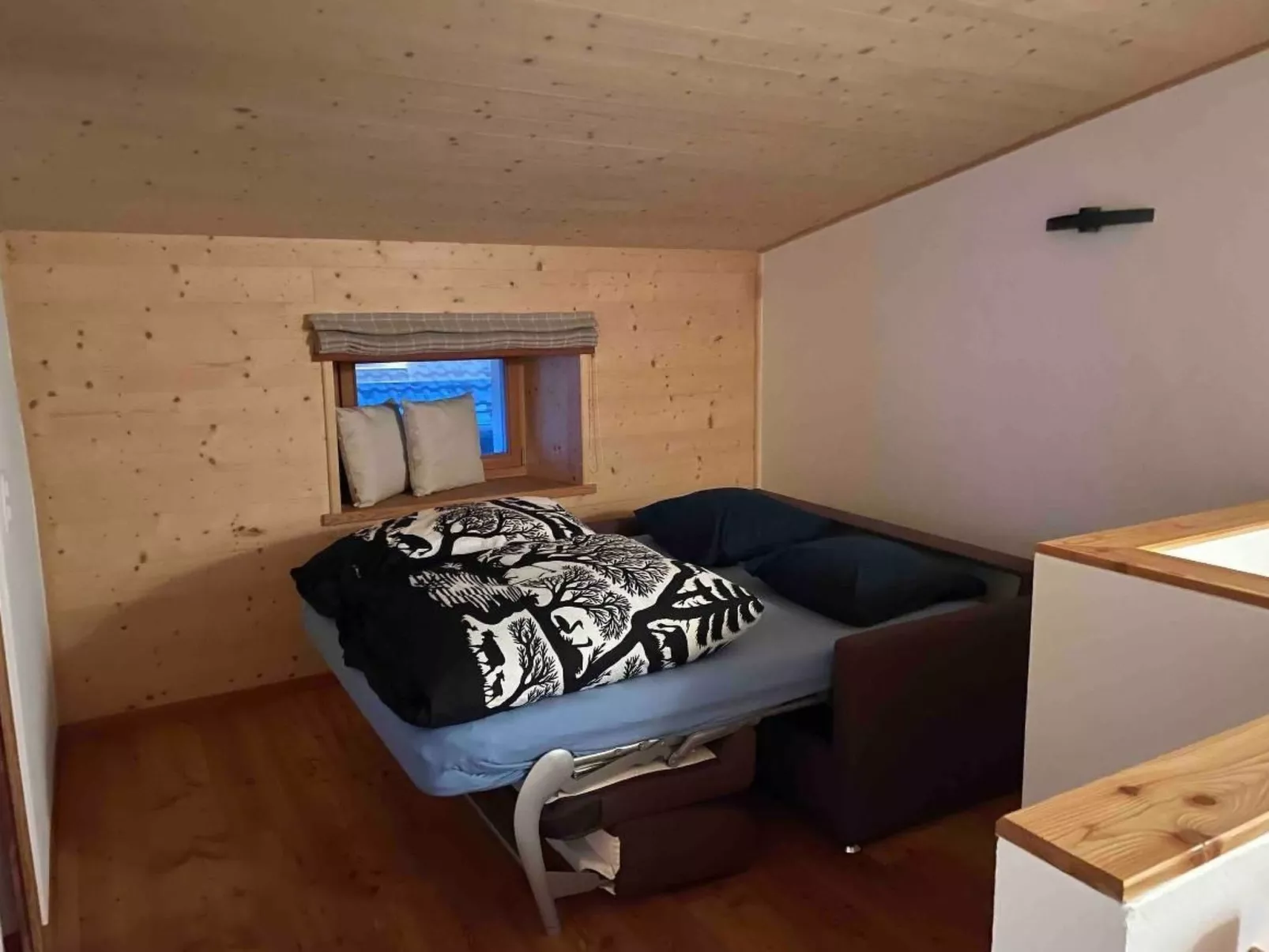 Monte Campell Dasura-Drinnen