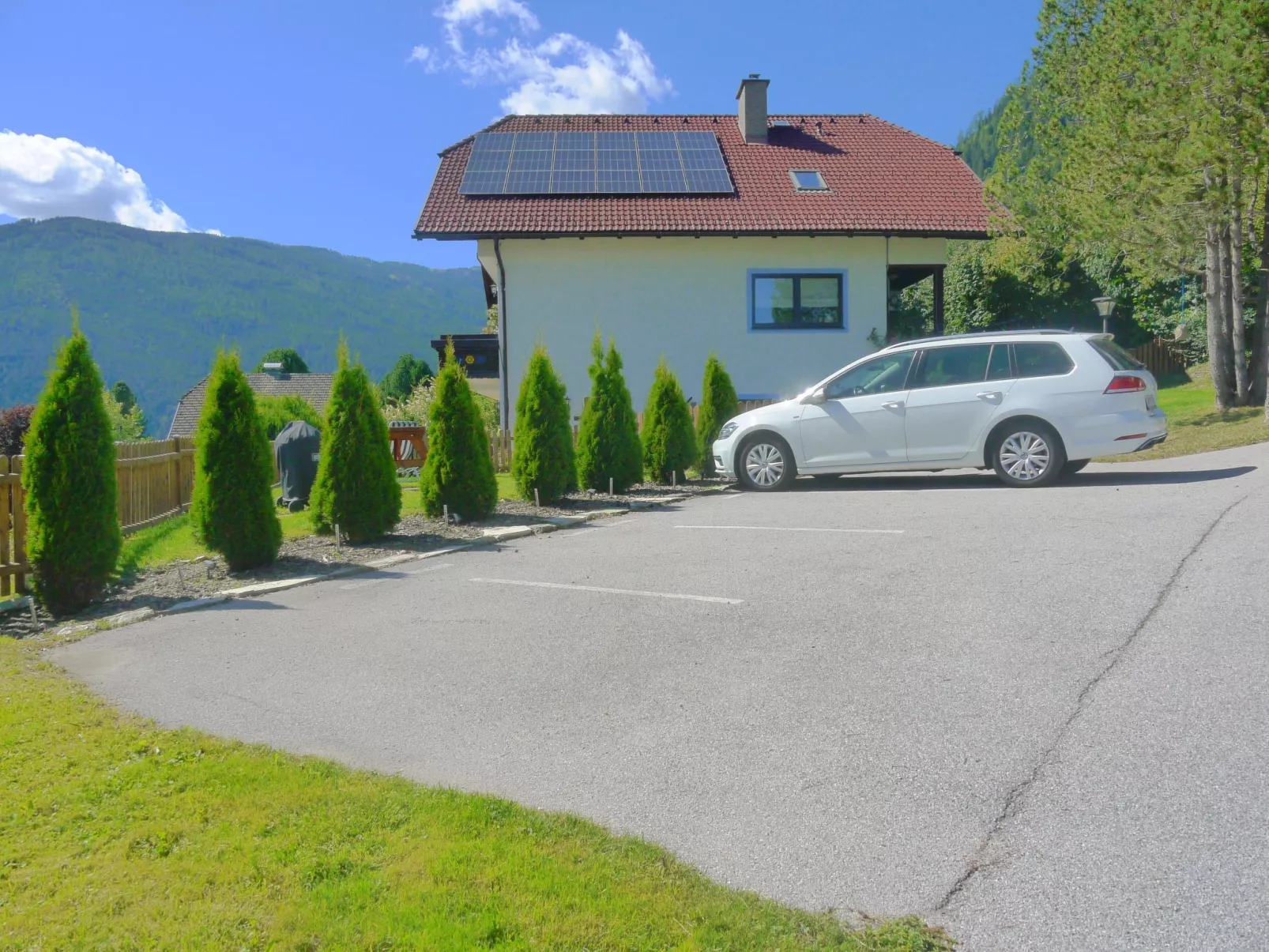 Geräumiges Apartment mit Panoramabergblick-Outside