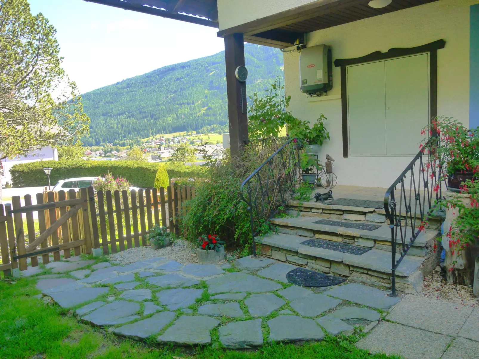 Wohl eingerichtete Wohnung mit eigenem Balkon-Outside