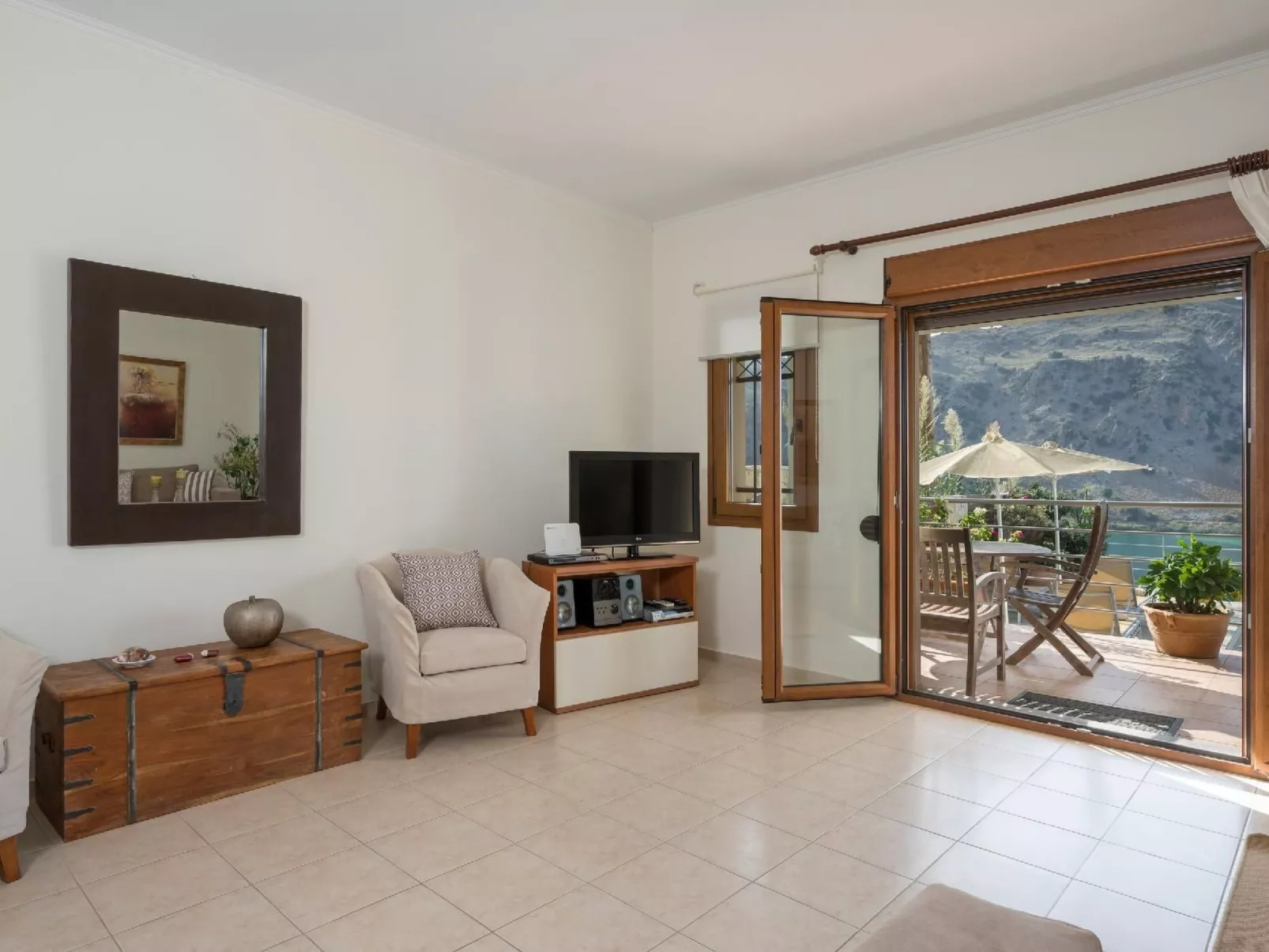 Villa mit Seeblick und Pool in der Nähe von Restaurants-Image-tags.info