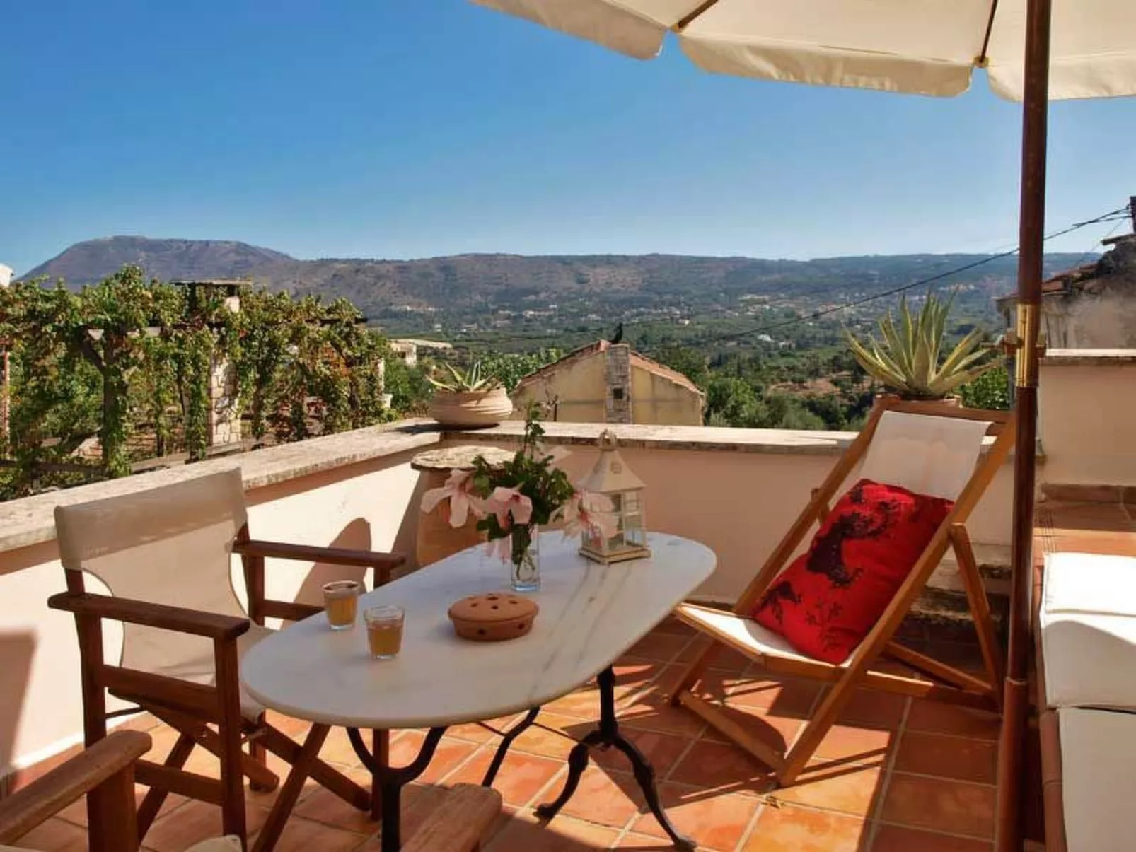 In Douliana mit Großem Balkon-Outside