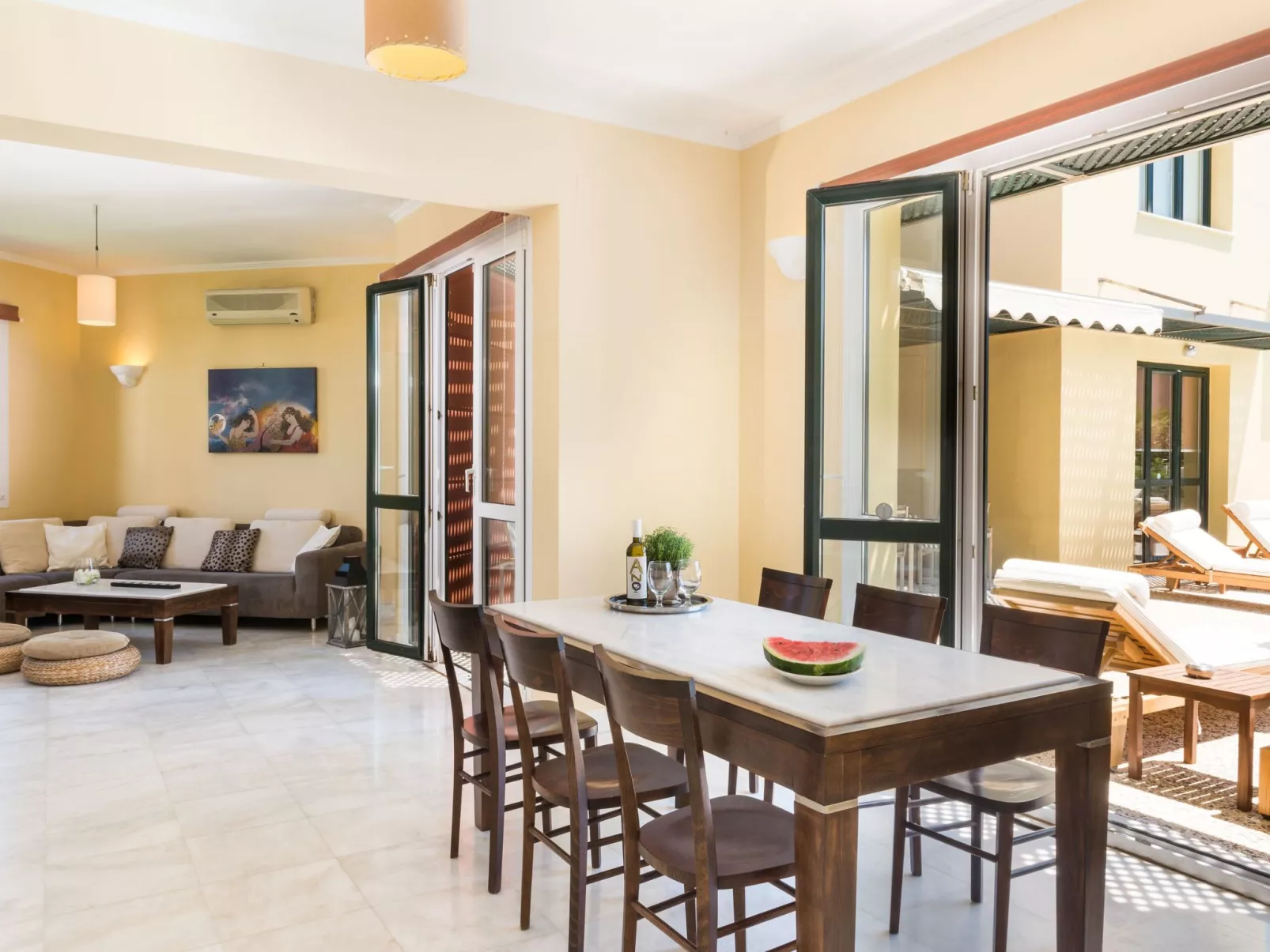 Mit gemeinschaftlichem Pool-Drinnen