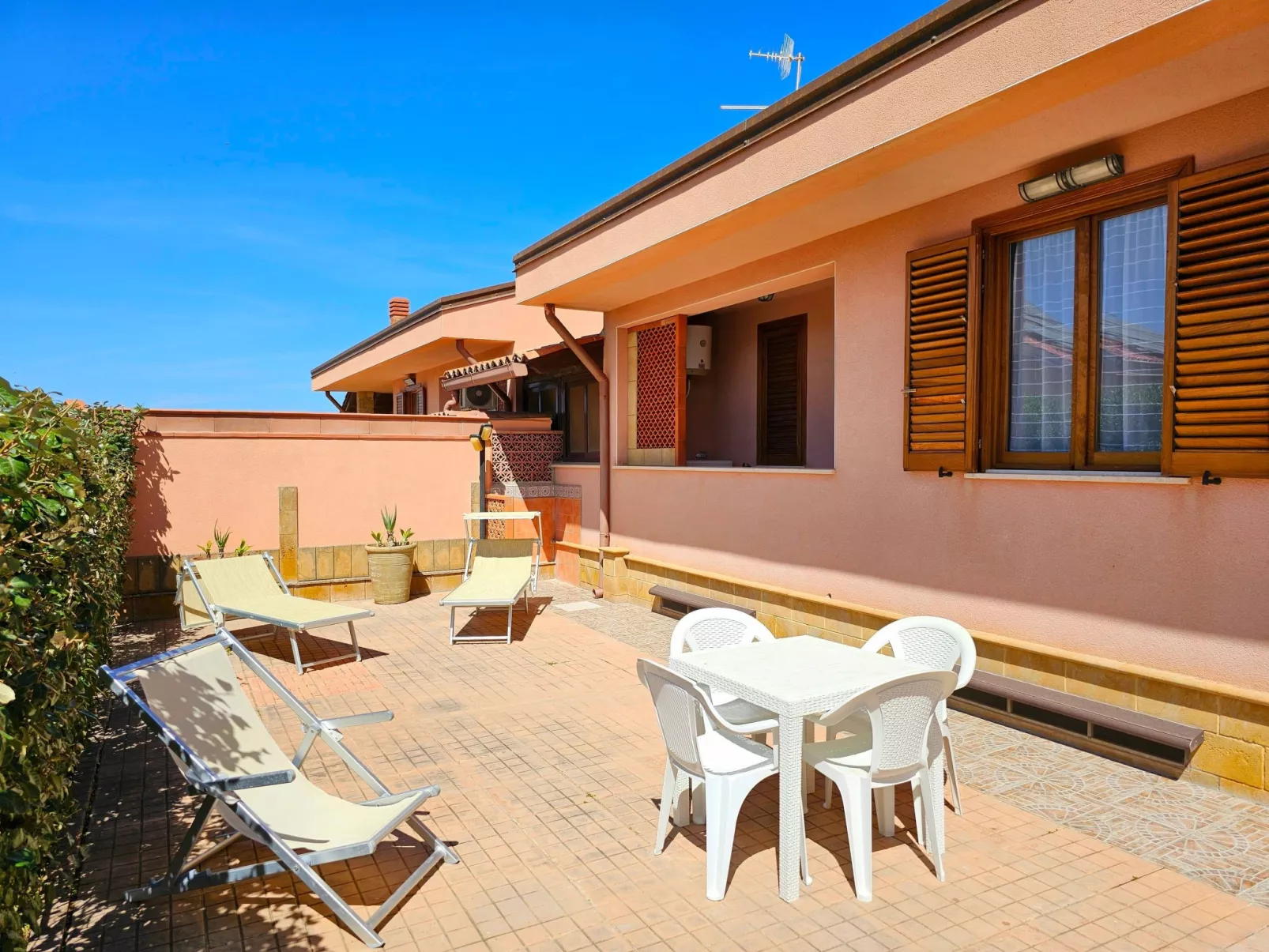 Helle mediterrane Villa mit Veranda und Garten-Outside