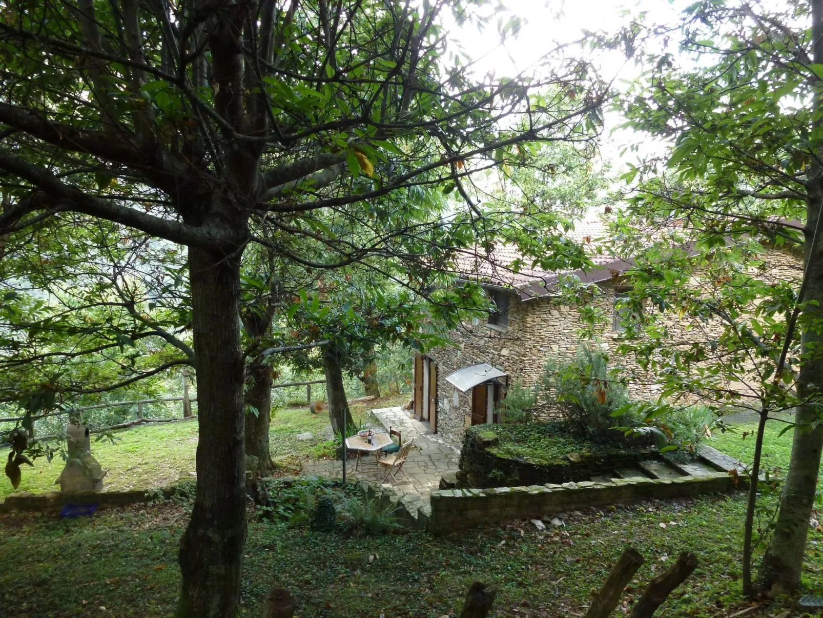 Mit Blick auf das Wasser-Dehors