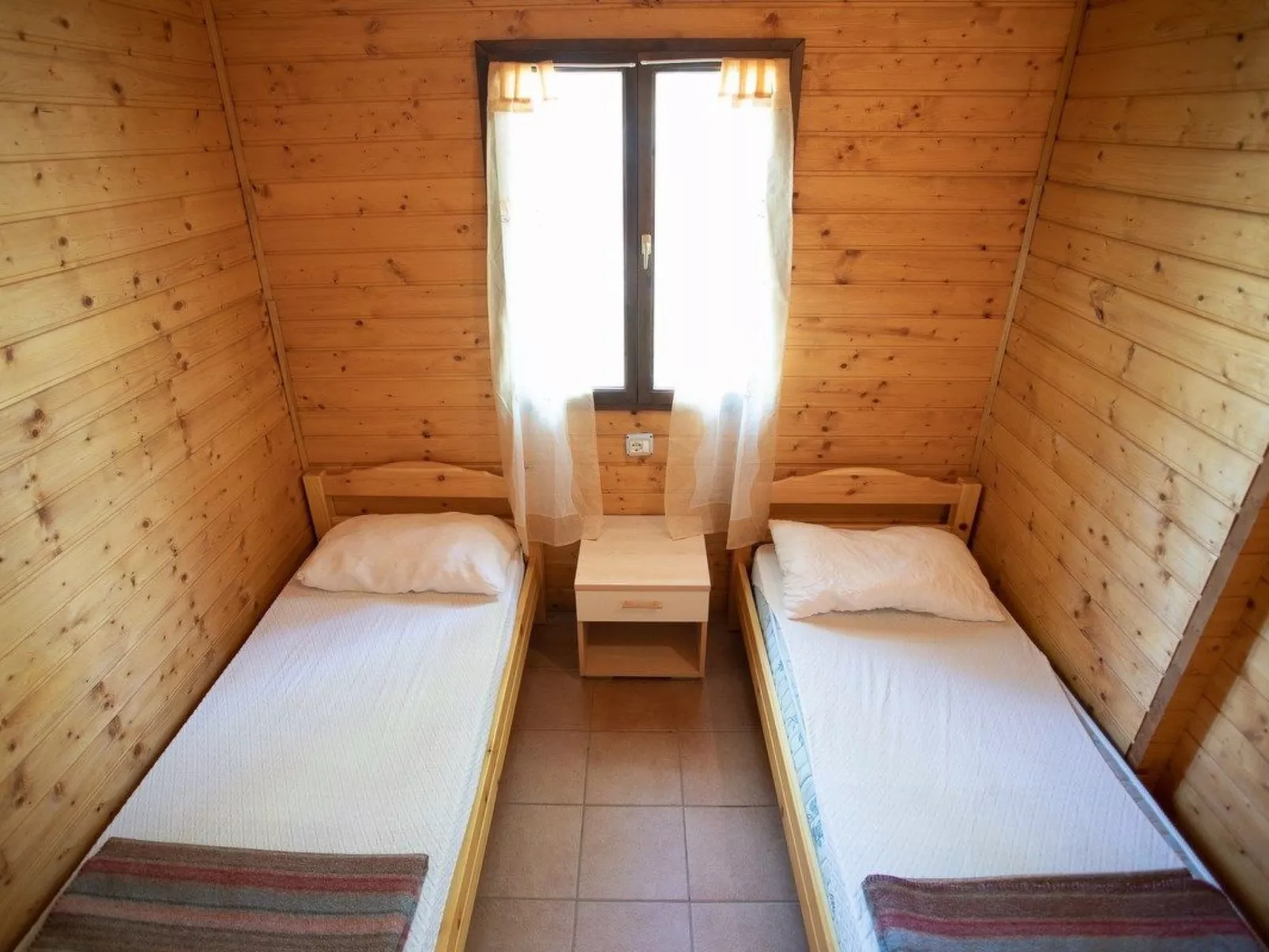 Bungalow aus Holz mit Veranda und nah am Strand.-Dedans