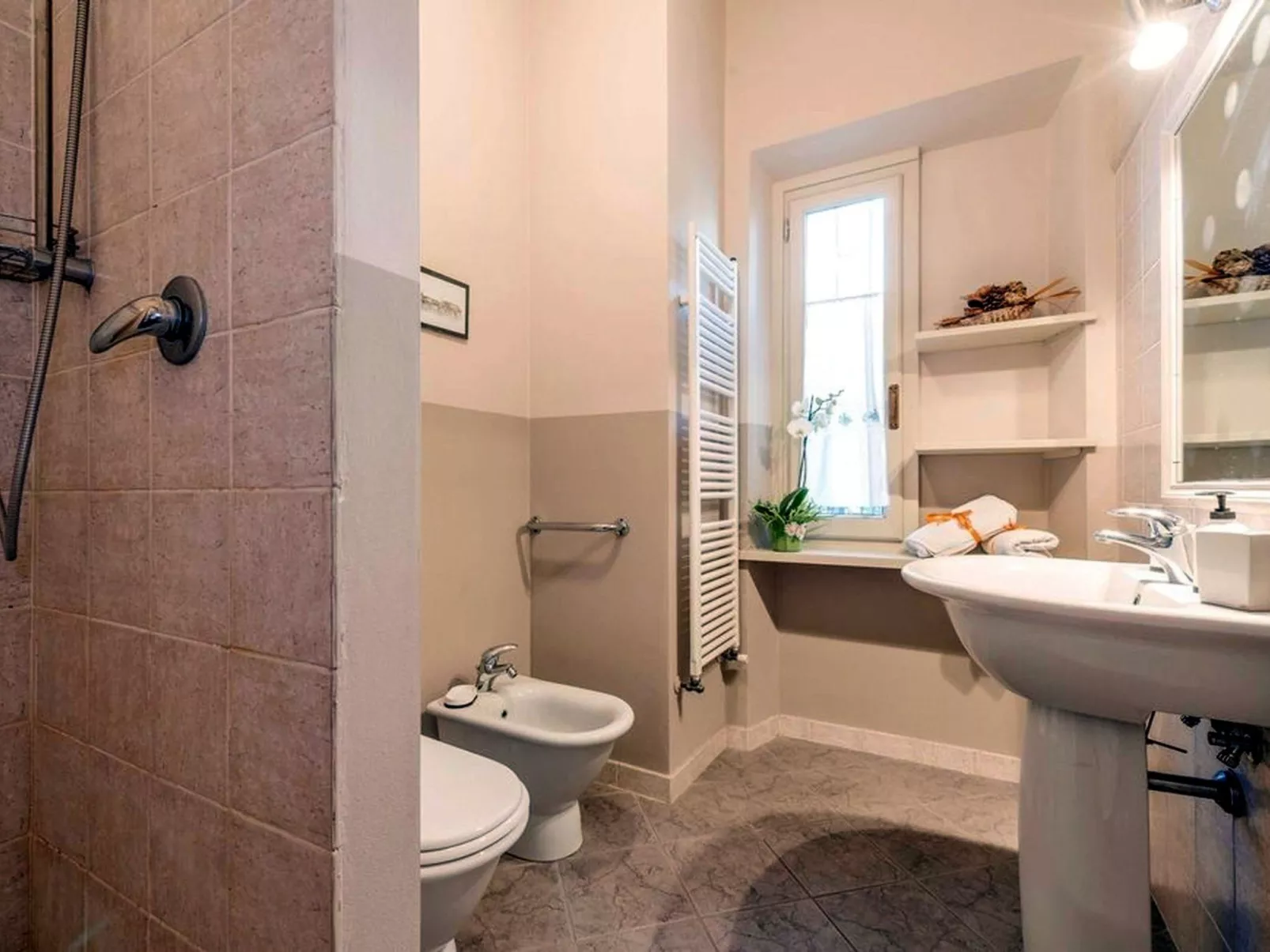 Unterkunft in einer Villa, Schwimmbad und großer Garten-Inside