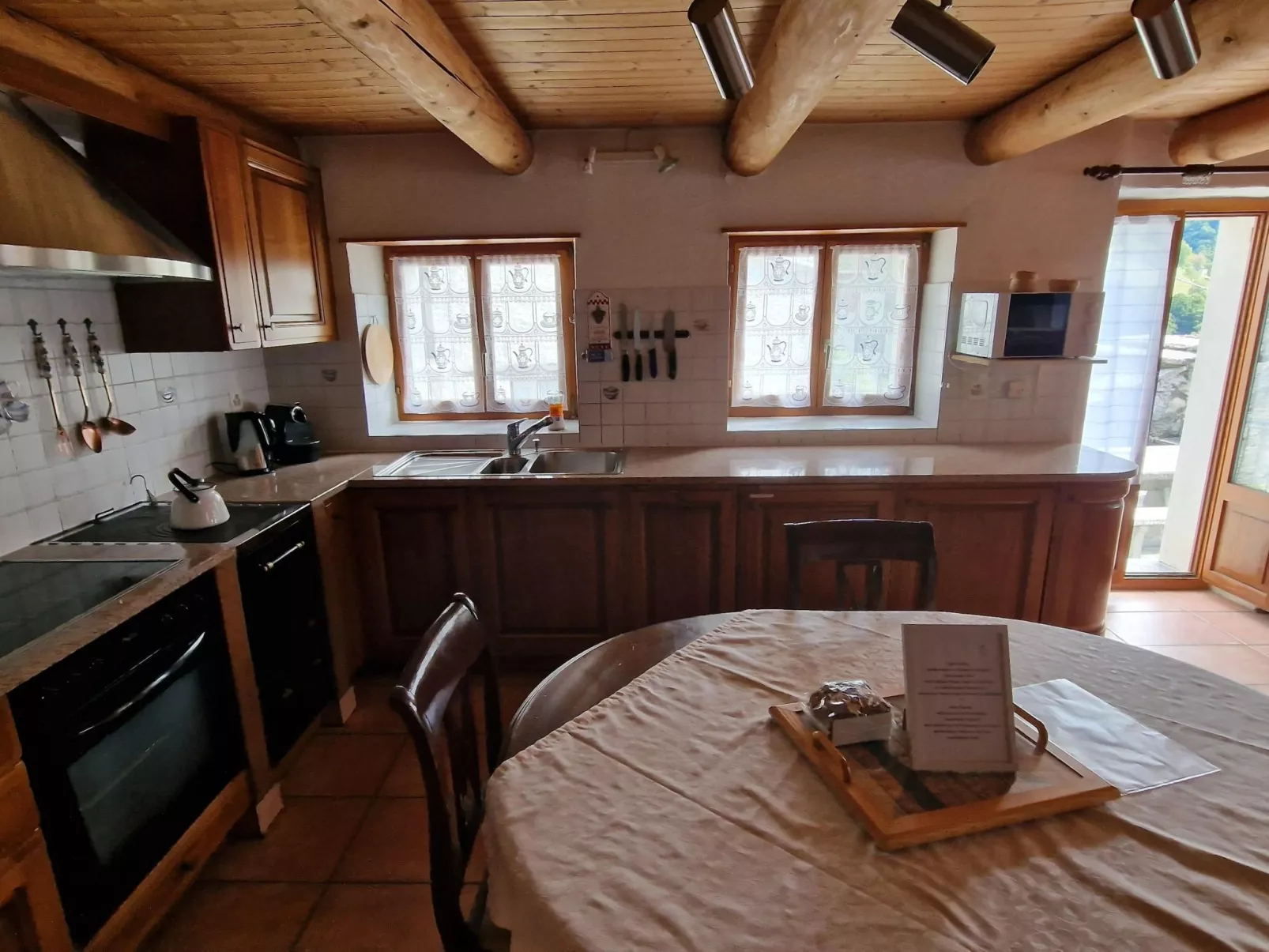 Chalet in den sonnigen Schweizer Südalpen-Drinnen