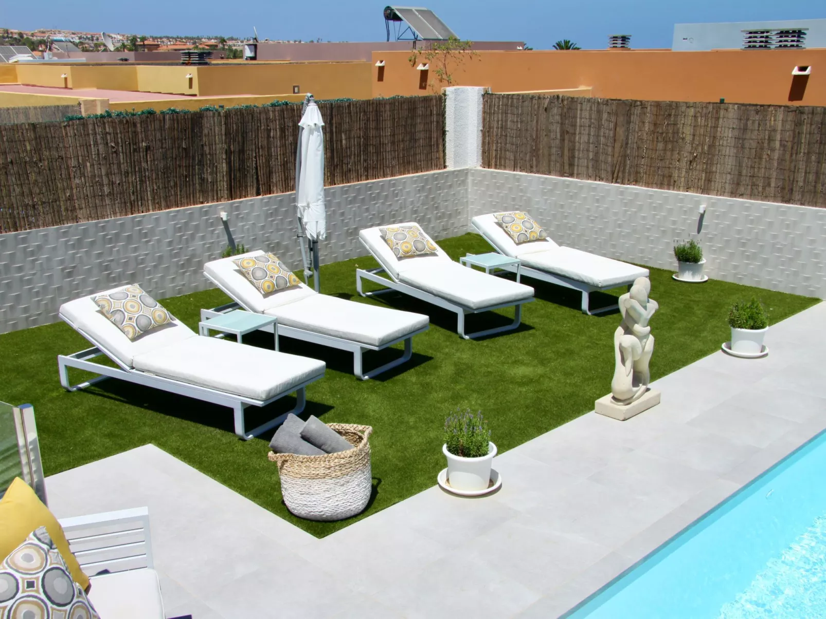 Mit Pool für 2 Personen und 4 Kinder-Inside