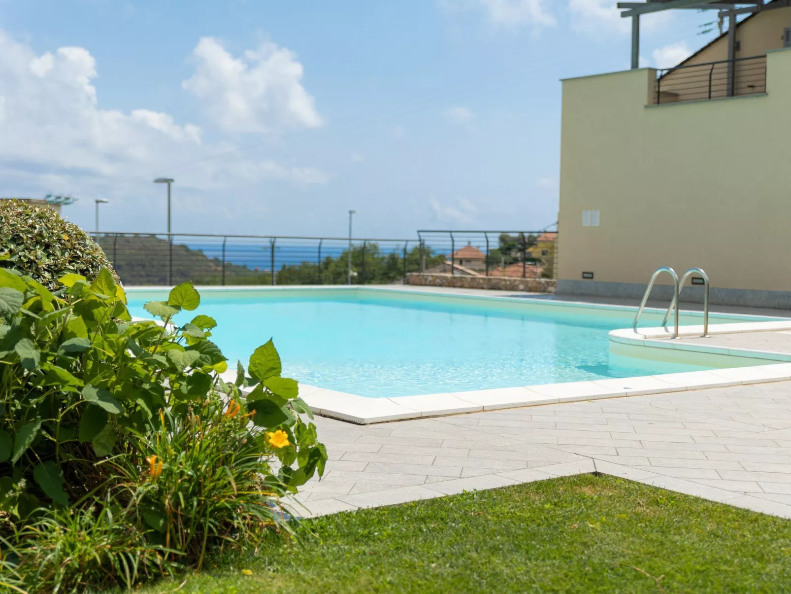 Perla Abernathy - Haus mit Pool und Garten-Outside