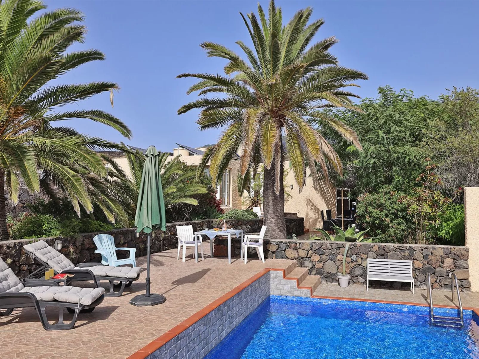 Perla del Sol-Outside