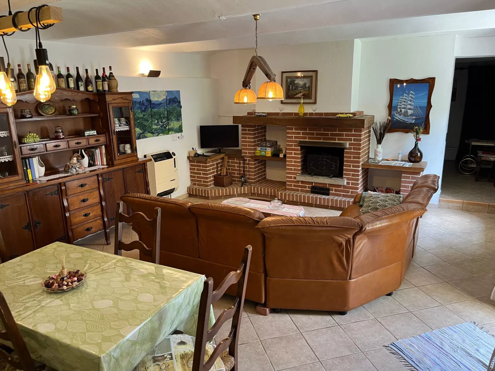 Typisches Bauernhaus mit holzbefeuertem Kamin-Dedans