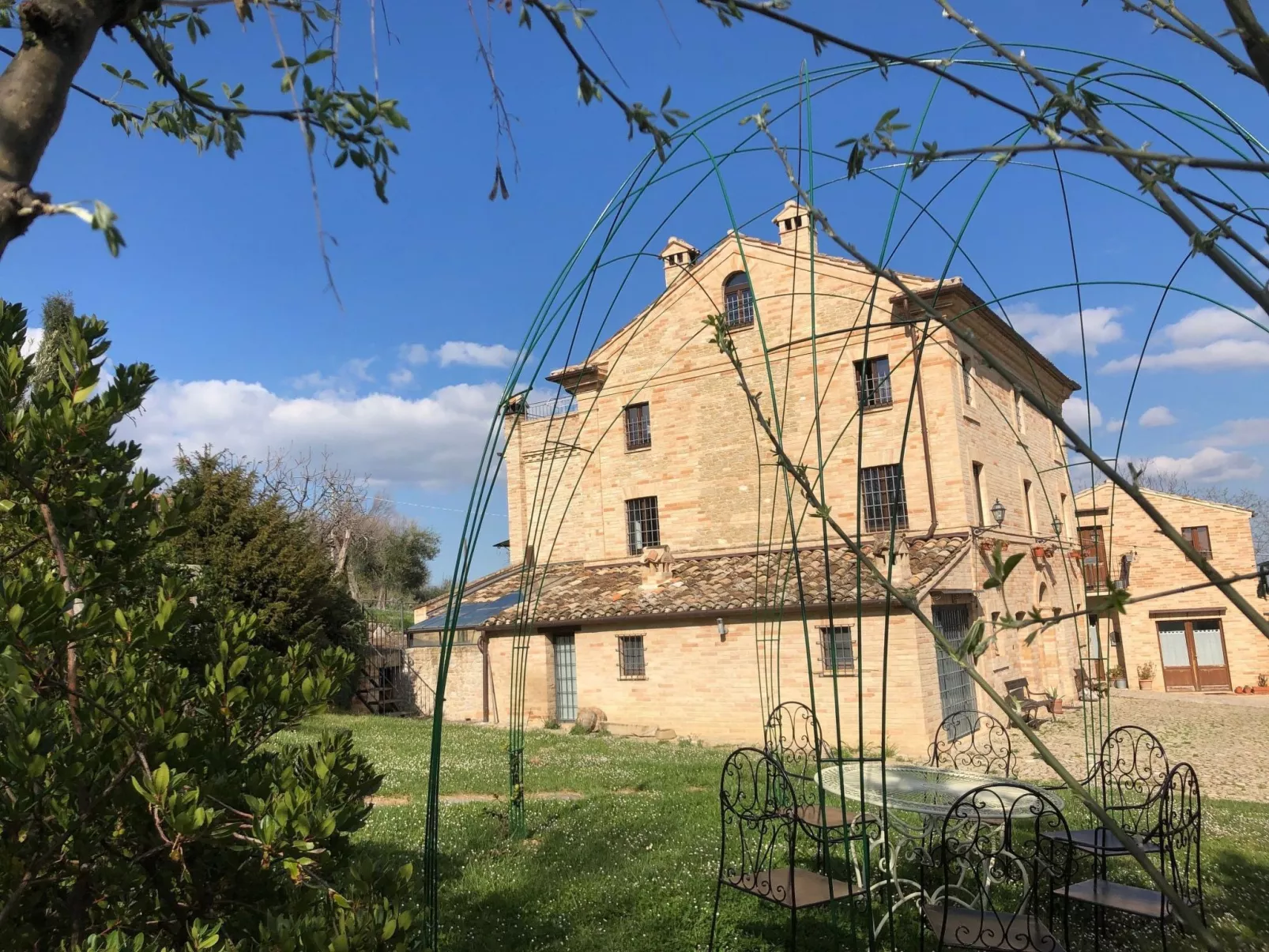 Rote Wohnung Bauernhaus-Draußen