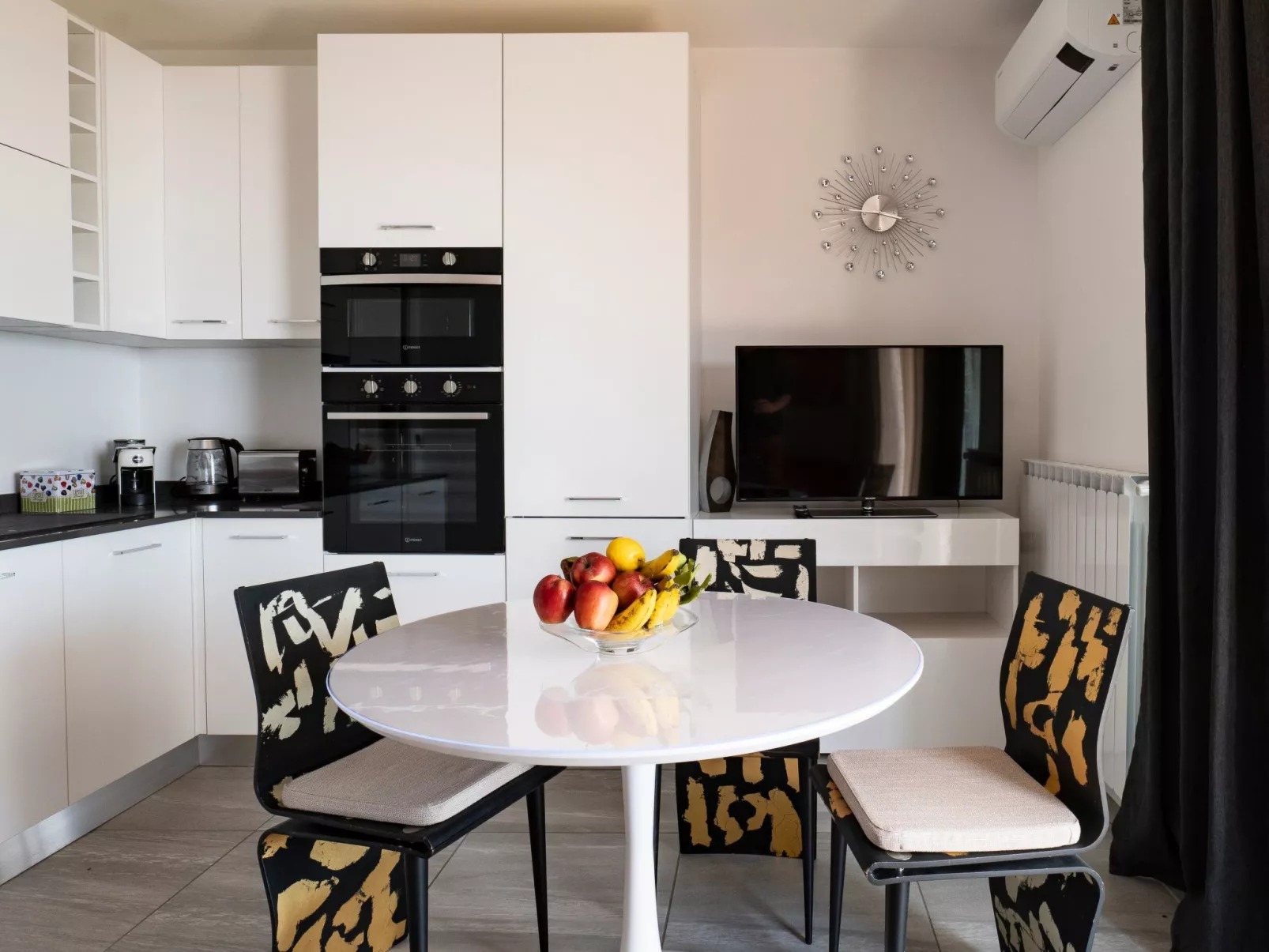 Lights on the Lake Zweizimmerwohnung mit Terrasse und Pool-Inside