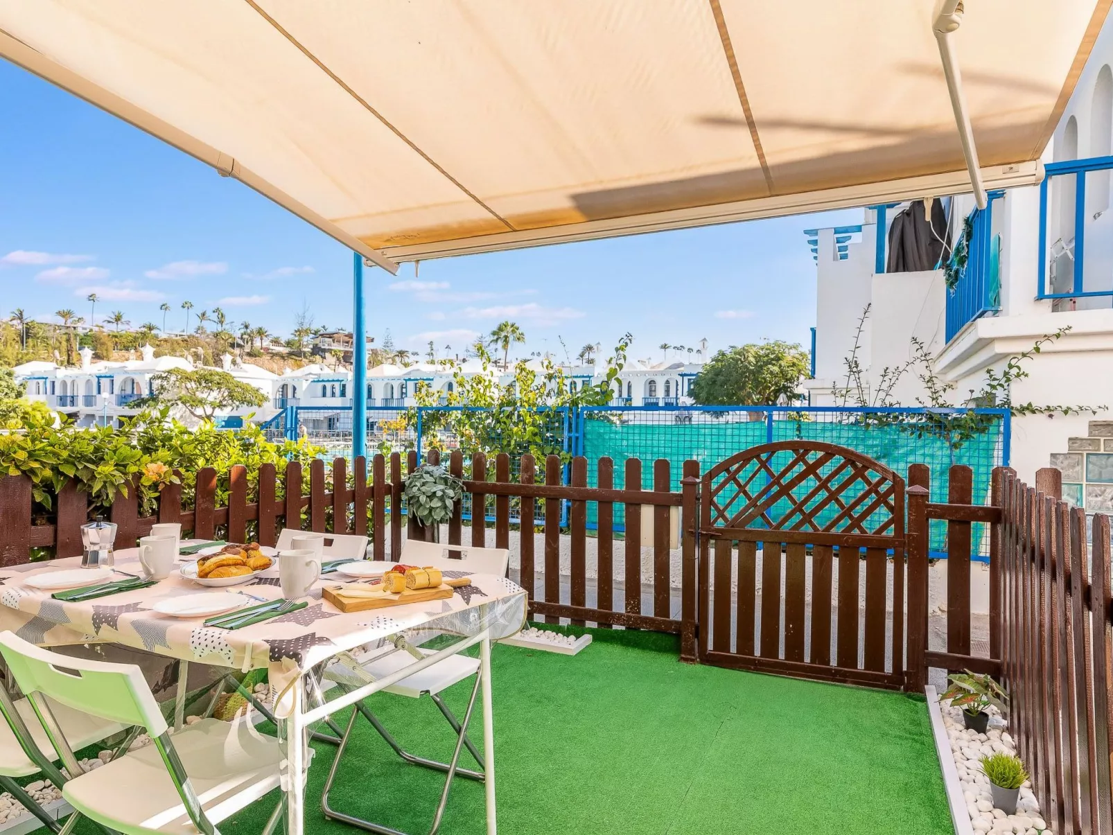 Mit eigenem Garten und Terrasse-Outside