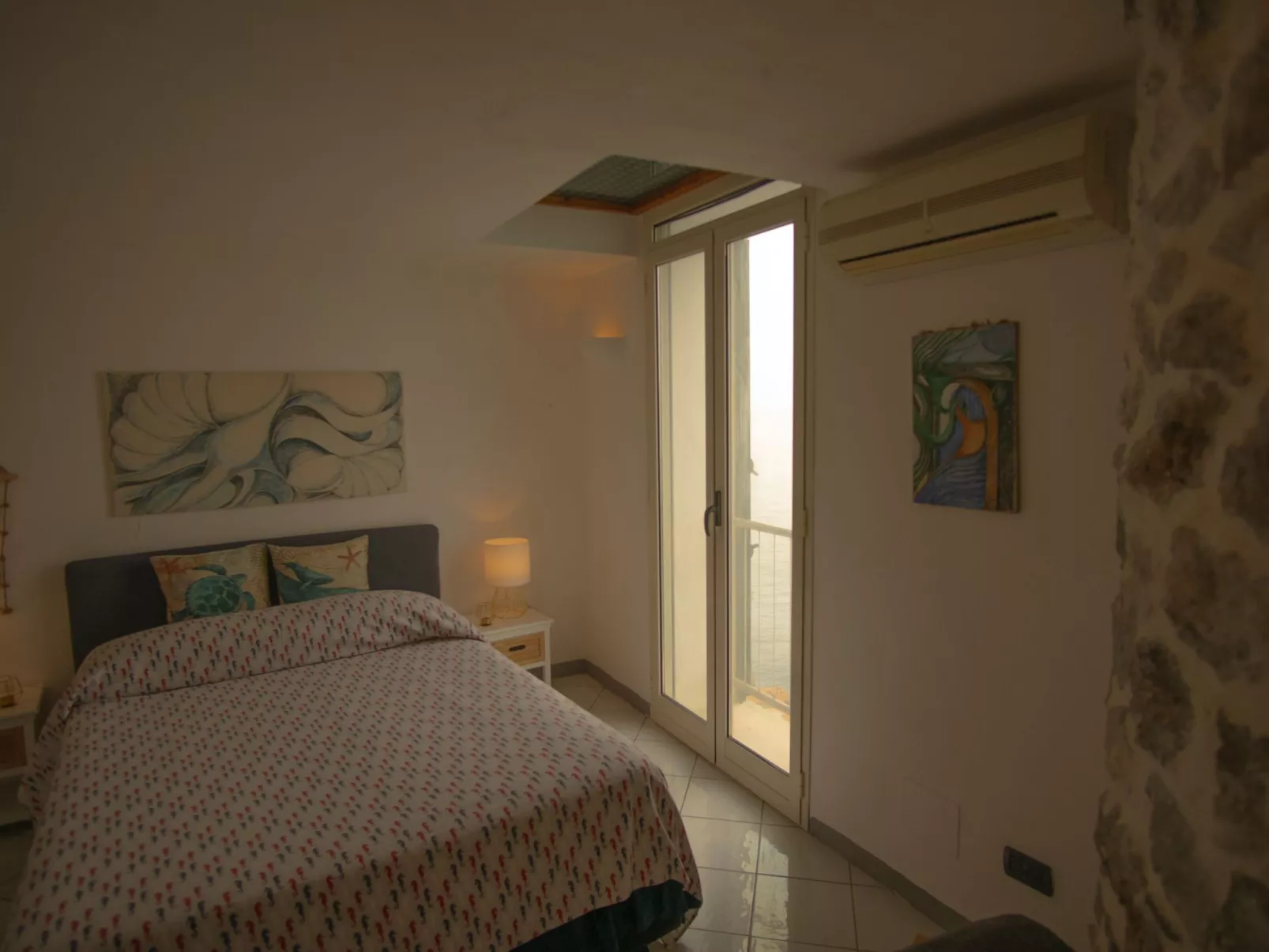 Villa auf einer natürlichen Klippe mit Blick auf das Meer, nur wenige Schritte-Drinnen