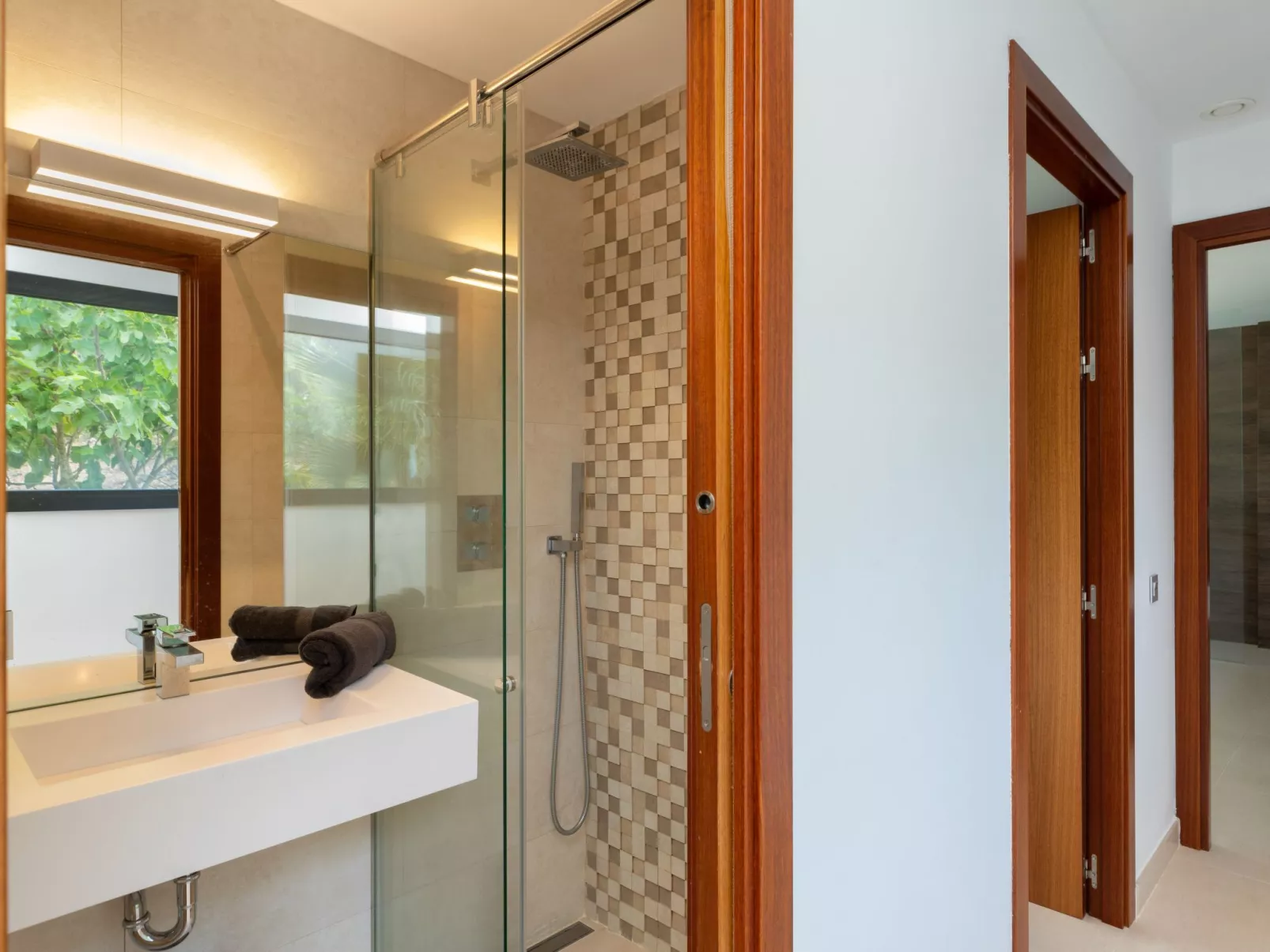 Luxuriöse Villa mit fantastischem Meerblick und Pool-Inside