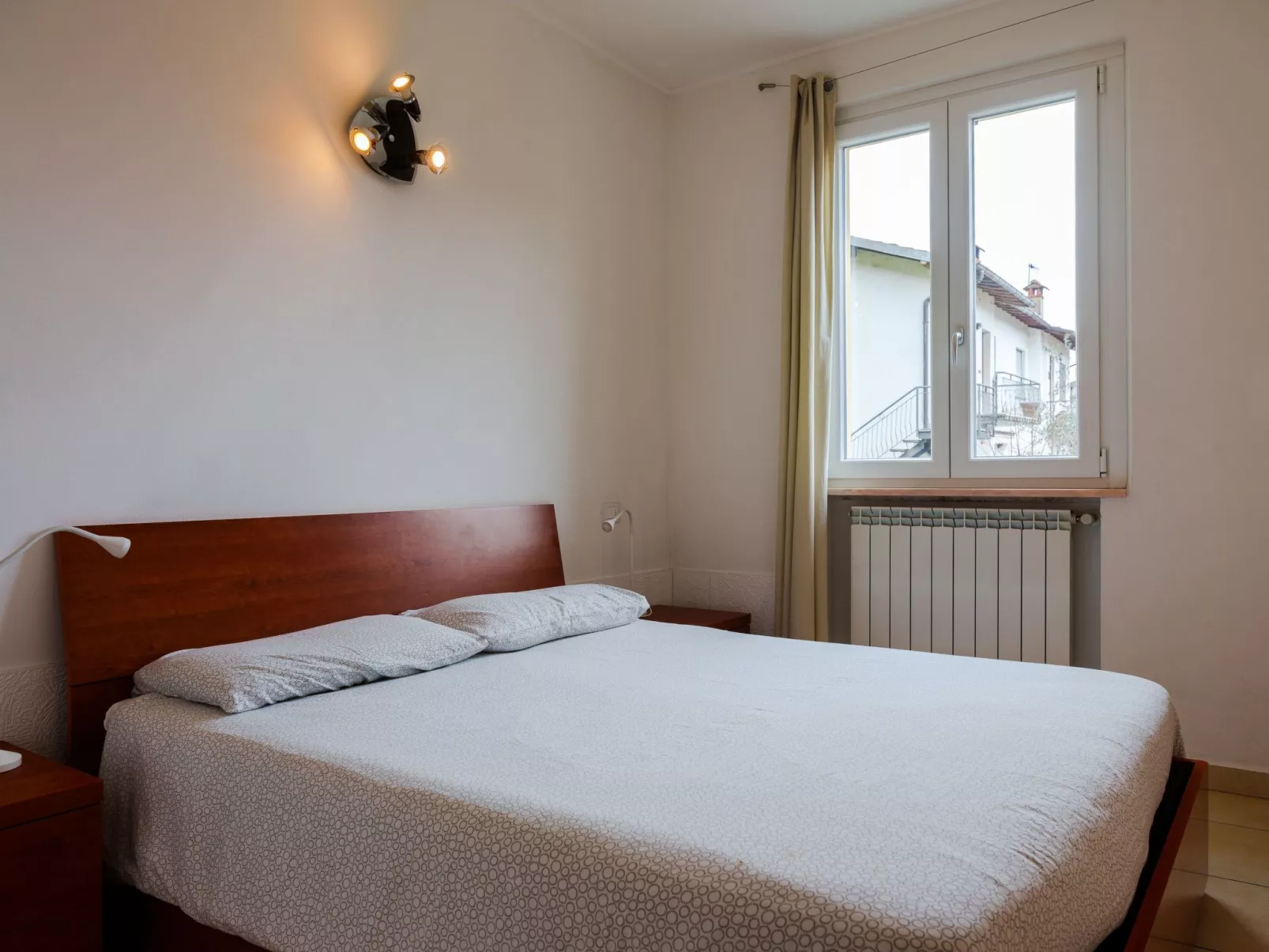 Villa zur alleinigen Nutzung mit 4 Wohnungen-Dedans