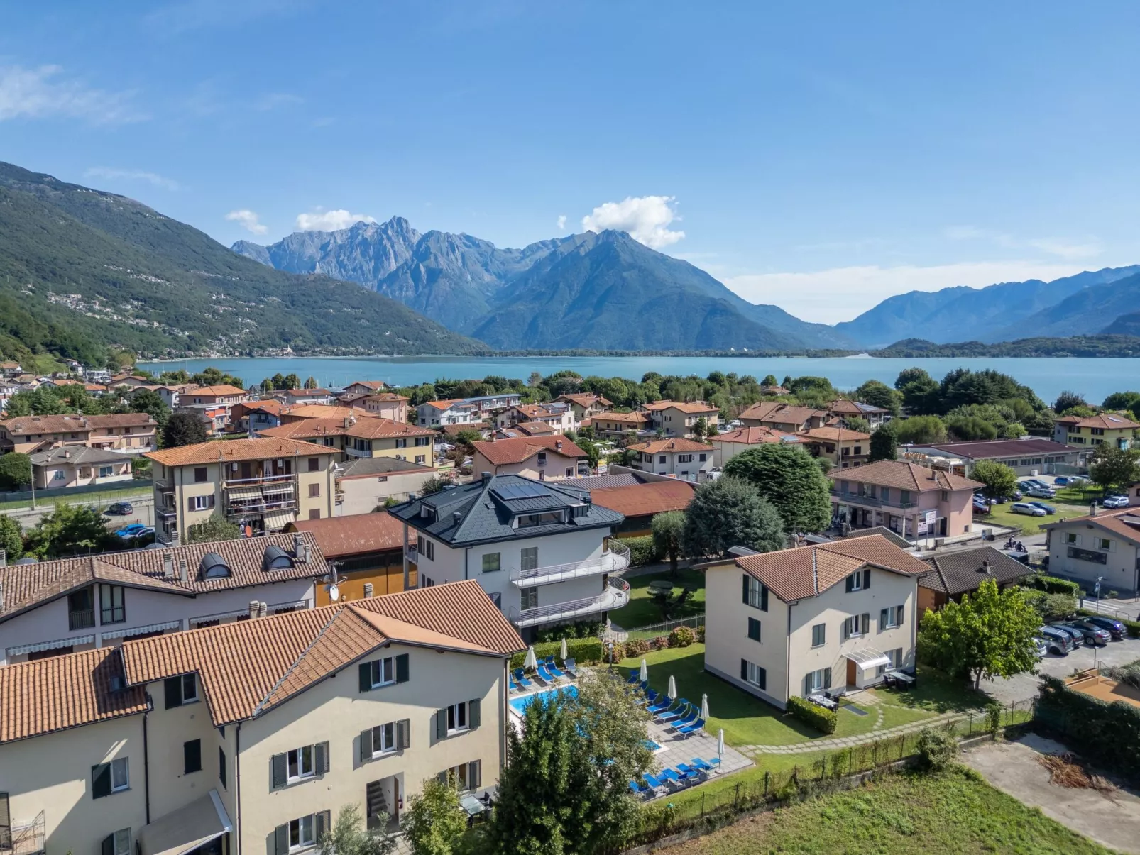 Angenehme Wohnung mit Garten und Pool-Draußen