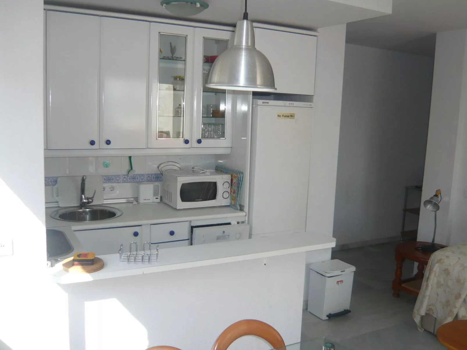 Mit Blick auf das Wasser-Dedans