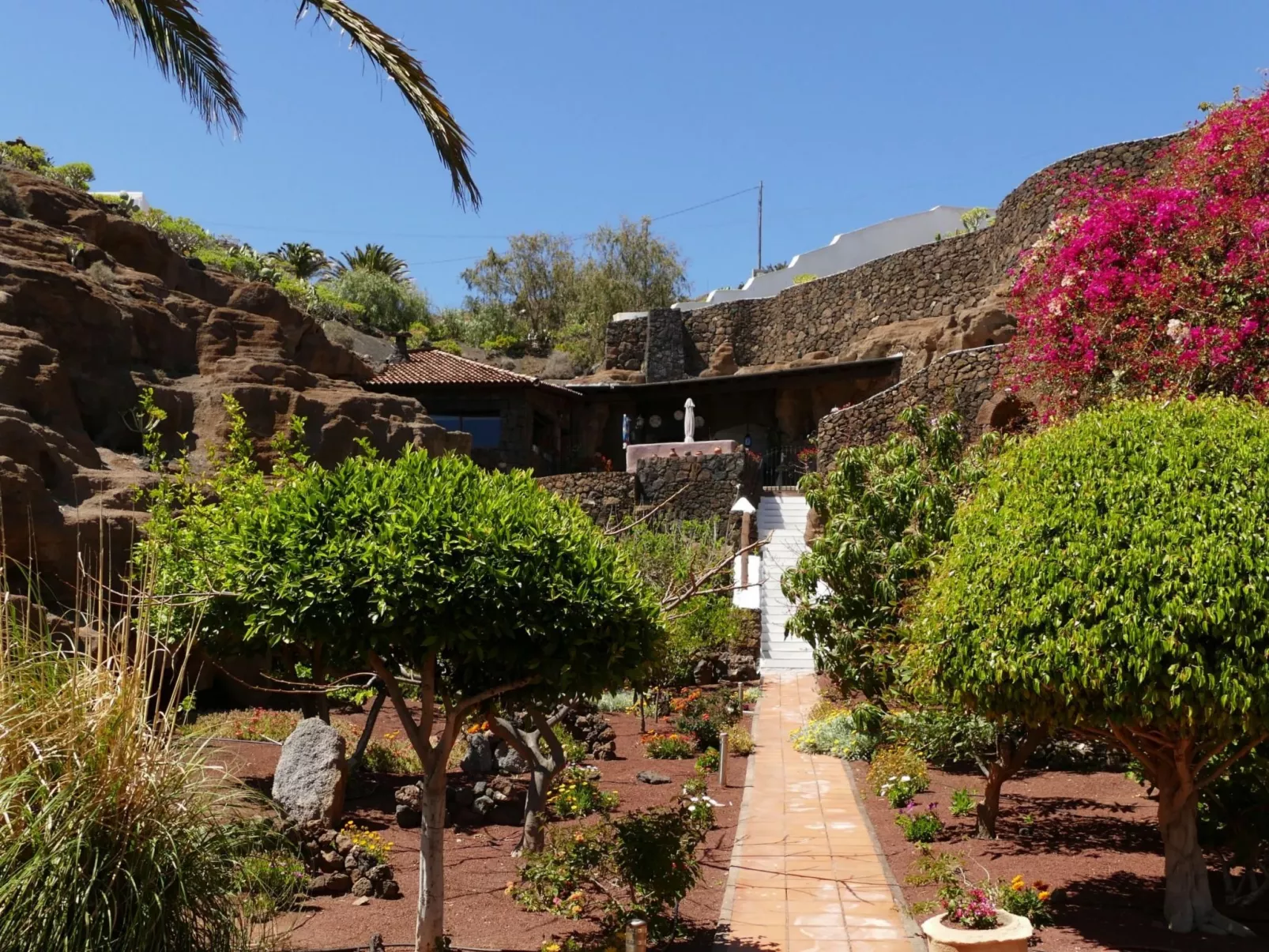 Schlafen in einer vulkanischen Höhle-Outside