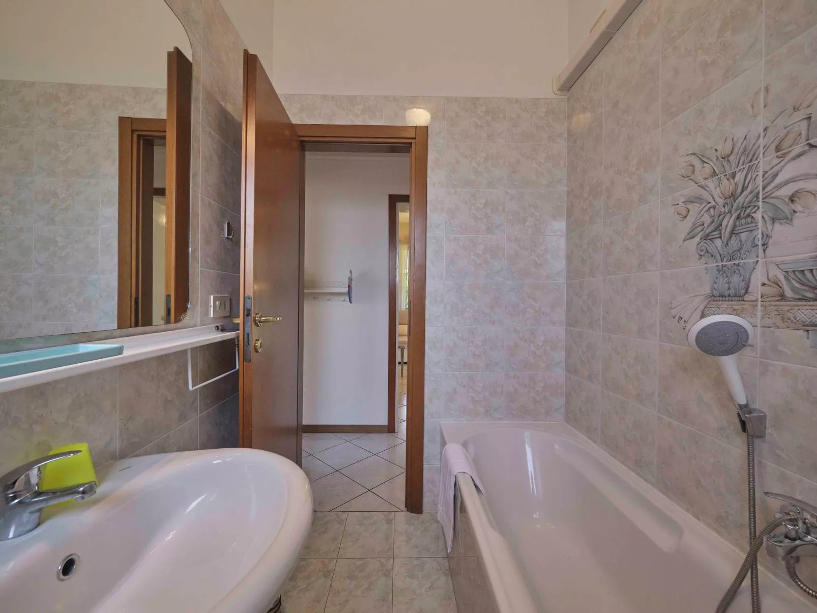 Mit Seeblick und privatem Garten-Inside