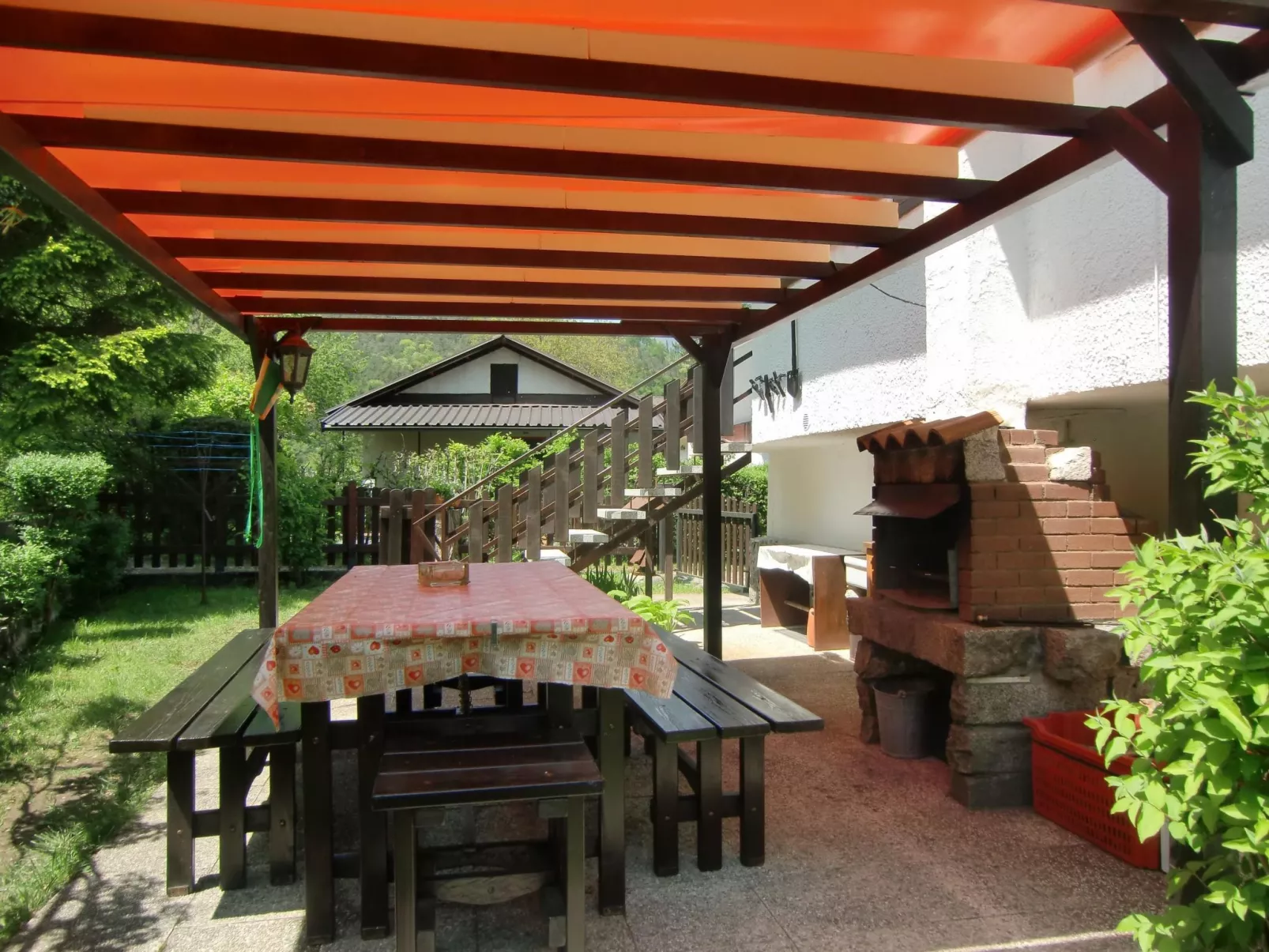 Freistehendes Haus mit eingezäuntem Privatgarten-Image-tags.info