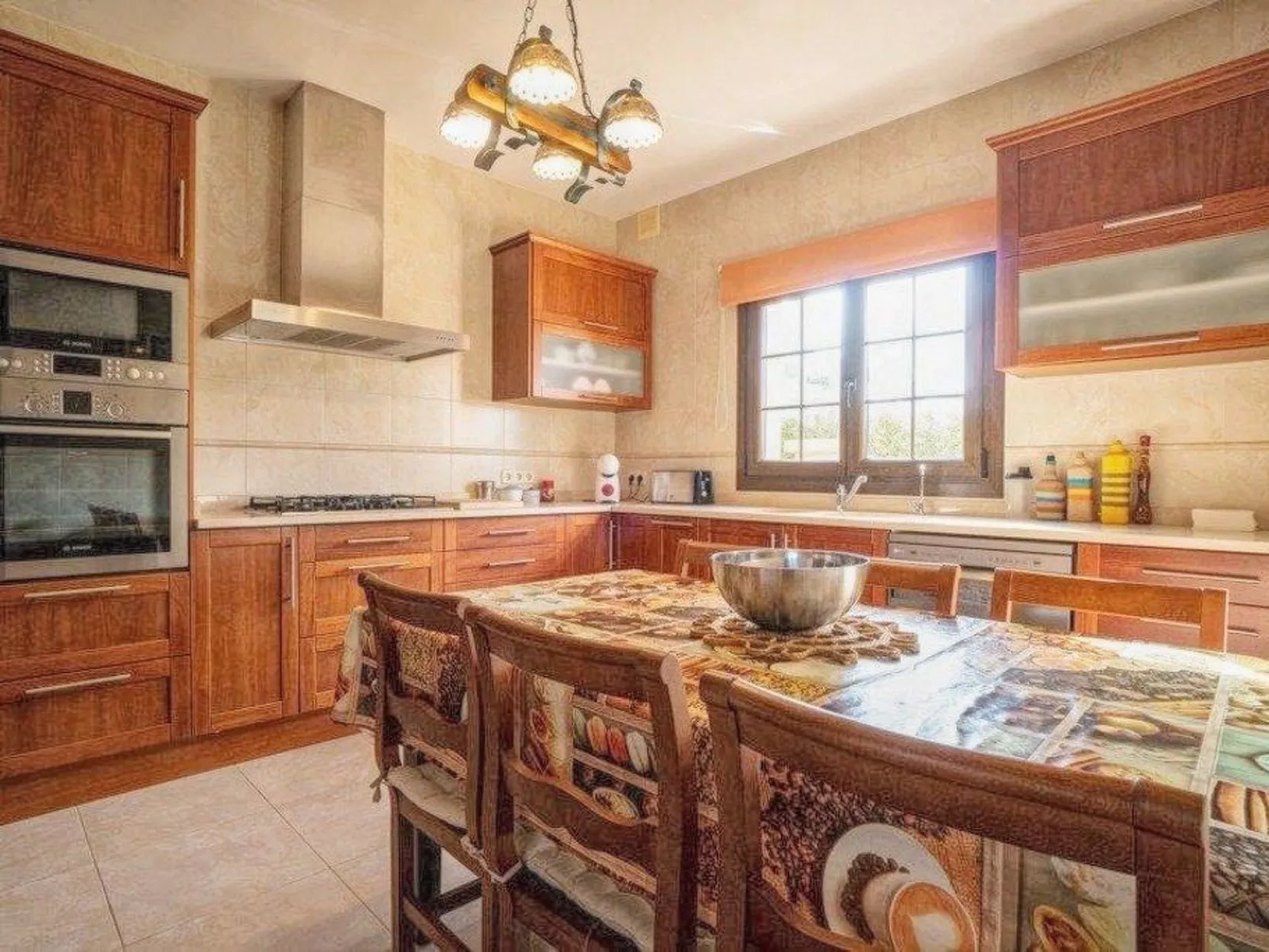 Schöne Villa mit Pool in der Nähe des Strandes-Drinnen