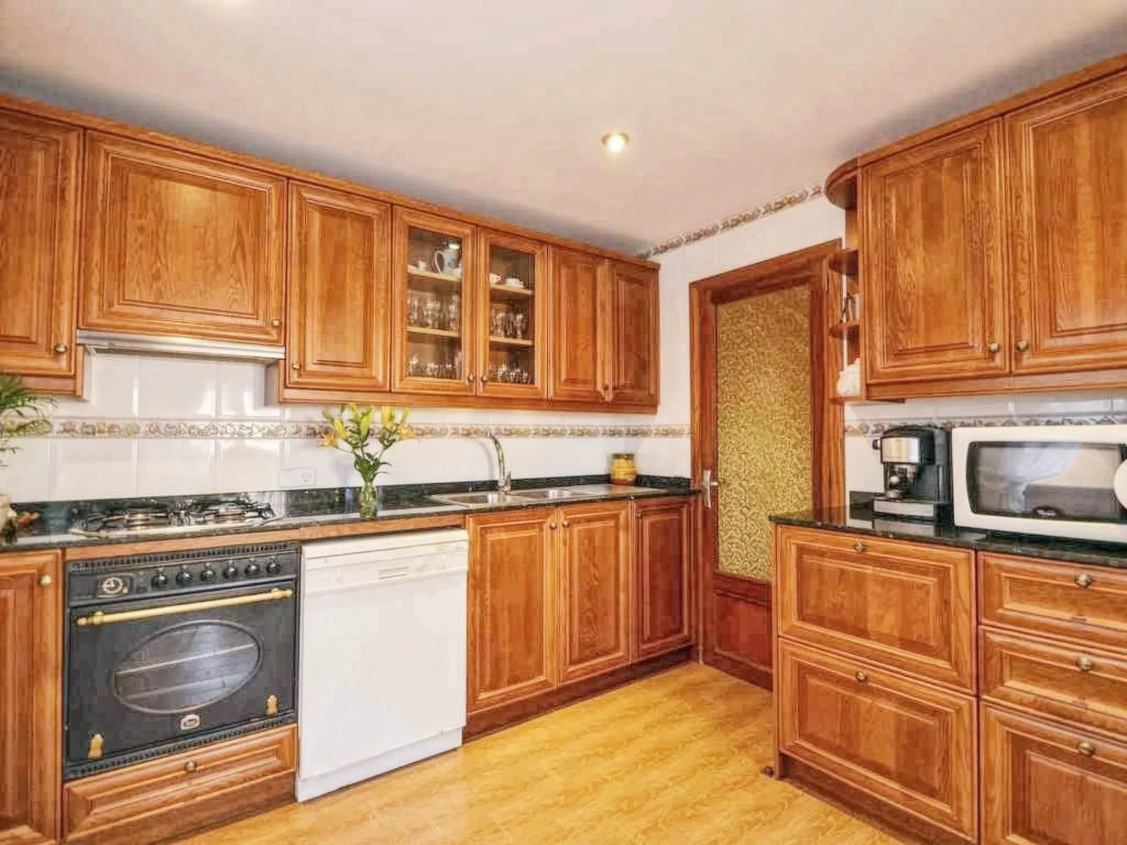 Schöne Villa mit Pool und Garten-Image-tags.info