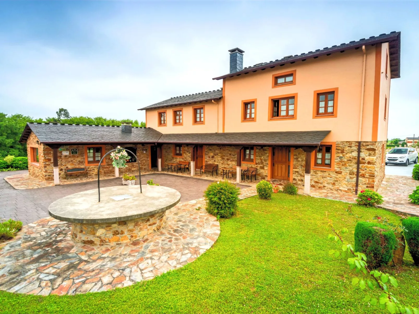 Unterkunft mit Aussicht in "Apartamentos Navalin".-Outside