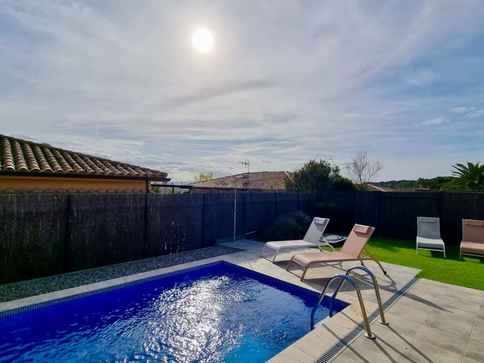 Lichtdurchflutete Ferienvilla mit Pool-Draußen